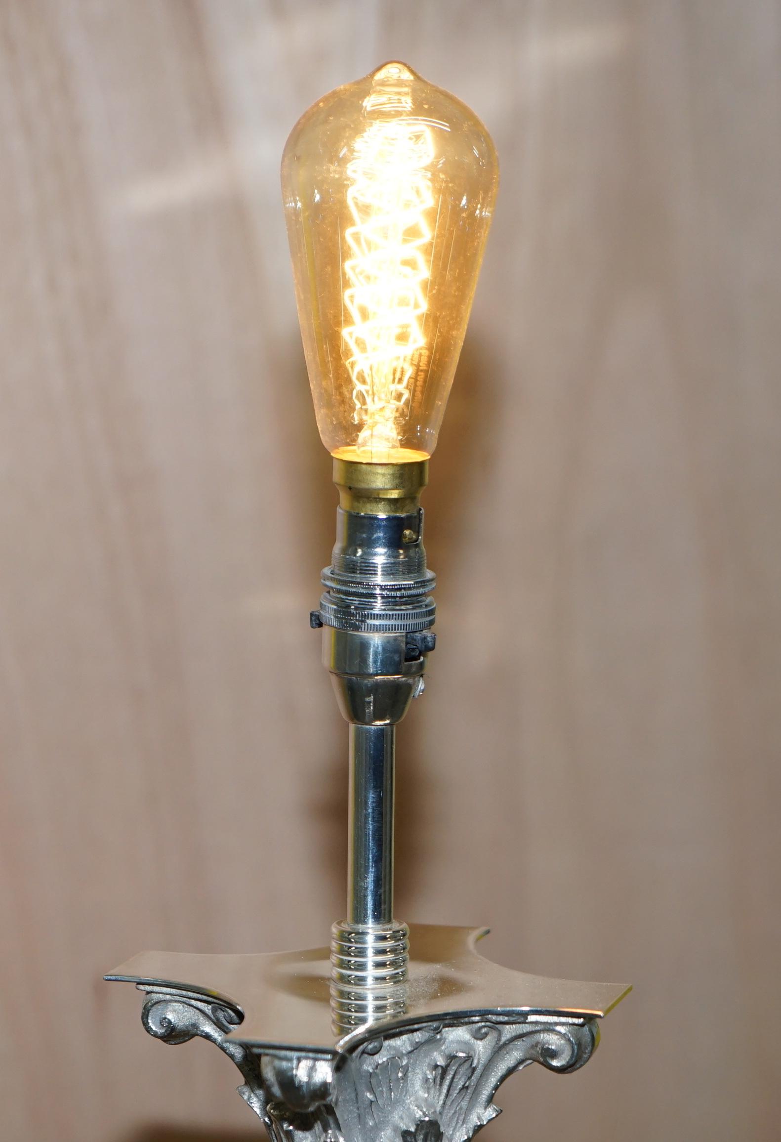 Vieux lampadaire corinthien à pilier plaqué argent avec pieds en pattes velues en vente 2