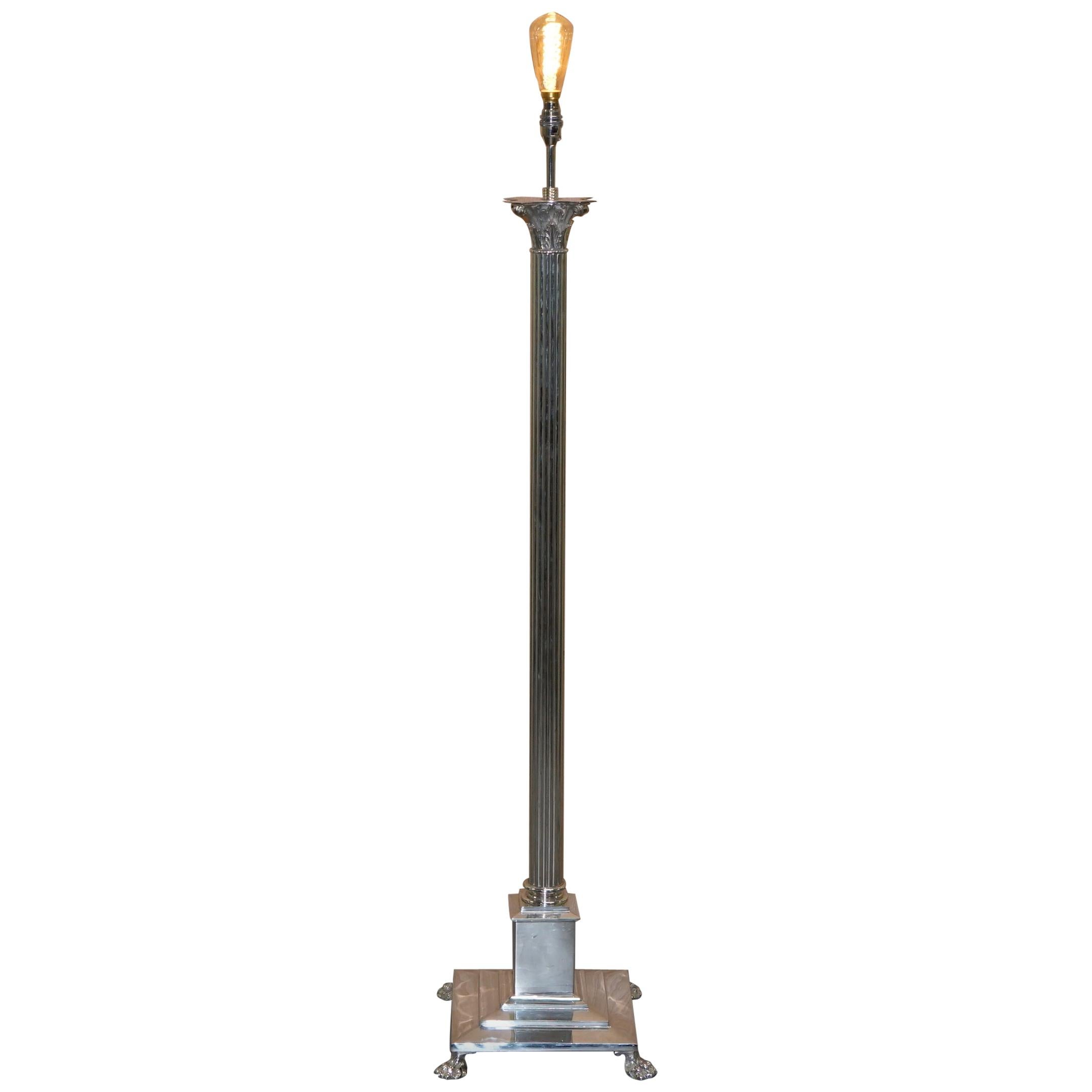 Vieux lampadaire corinthien à pilier plaqué argent avec pieds en pattes velues