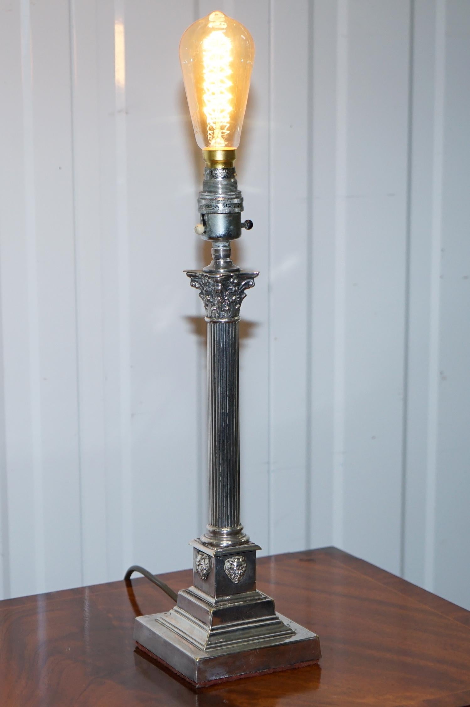 Nous sommes ravis de vous présenter cette superbe lampe de table à colonne de Nelson, argentée et à pilier corinthien.

Une lampe très bien faite et magnifiquement moulée, l'argenture est d'un très haut niveau, j'ai vu quelques lampes de table de