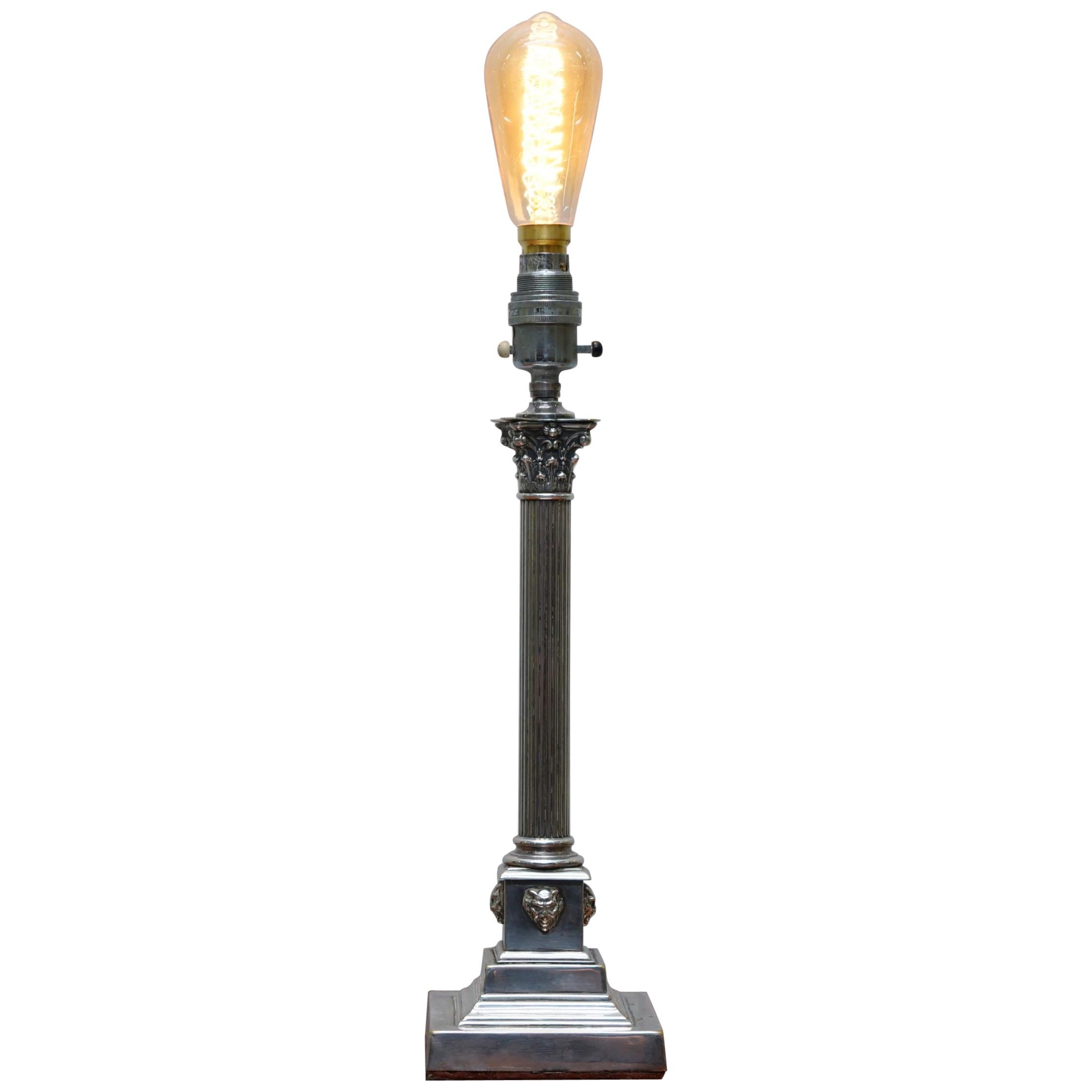 Lampe de bureau colonne Nelsons vintage à pilier corinthien plaqué argent avec base à gradins