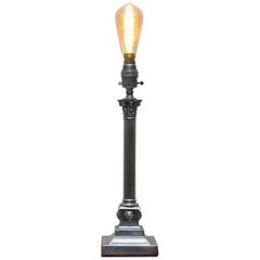 Lampe de bureau colonne Nelsons vintage à pilier corinthien plaqué argent avec base à gradins