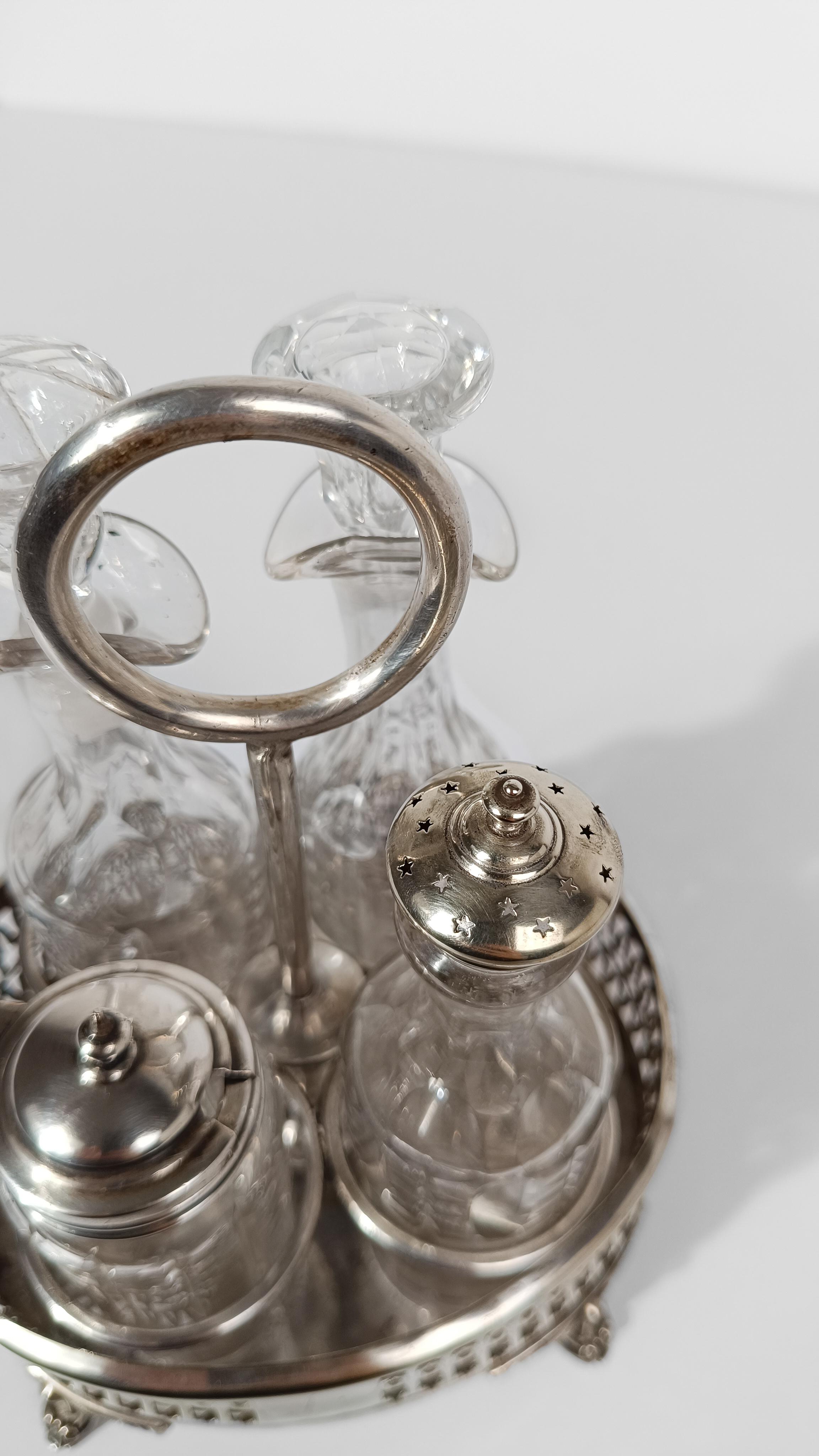 Ensemble de burettes vintage en métal argenté avec bouteilles en cristal taillé et biseauté, années 50 en vente 2