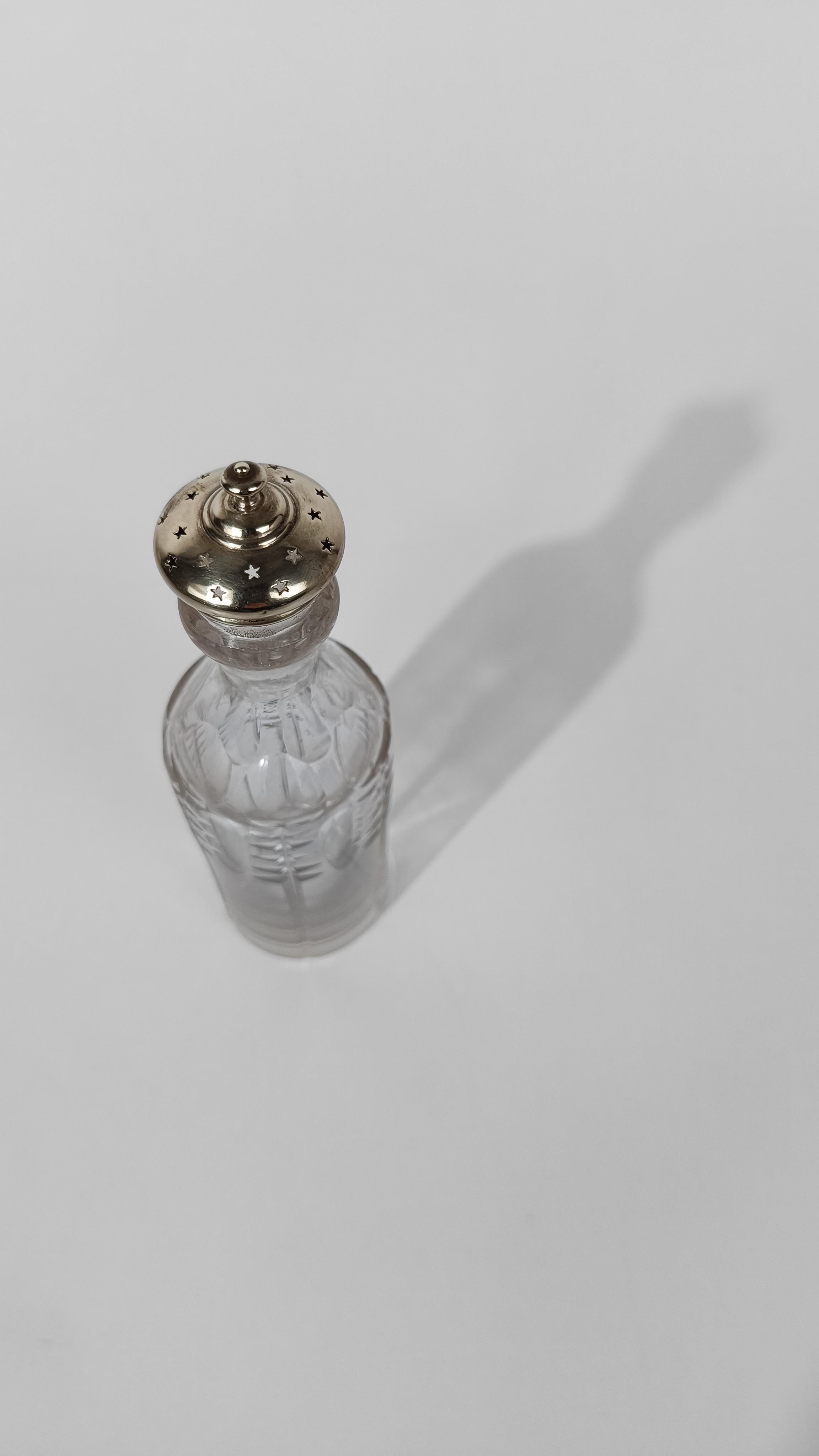 Ensemble de burettes vintage en métal argenté avec bouteilles en cristal taillé et biseauté, années 50 en vente 3