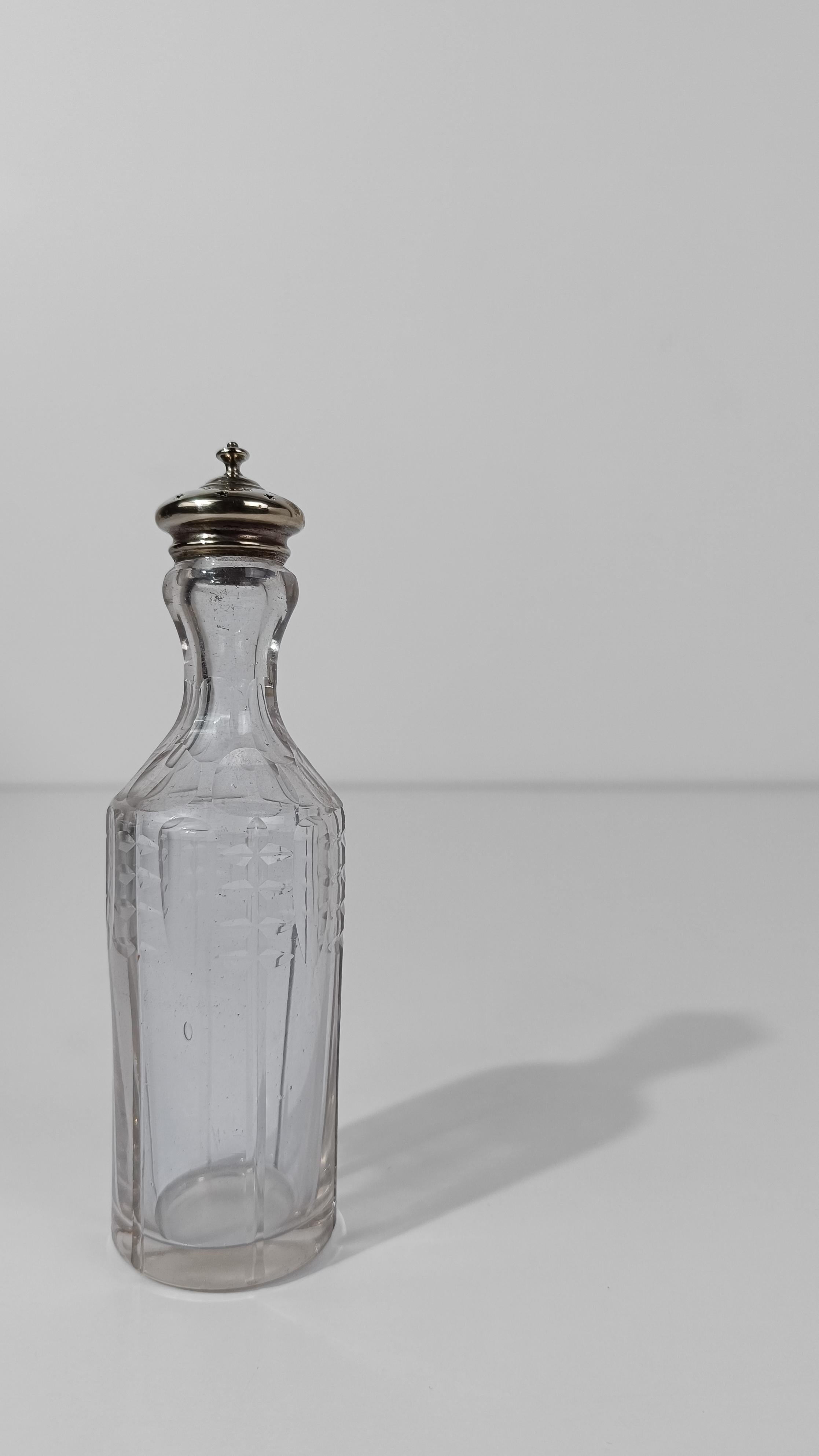 Ensemble de burettes vintage en métal argenté avec bouteilles en cristal taillé et biseauté, années 50 en vente 5
