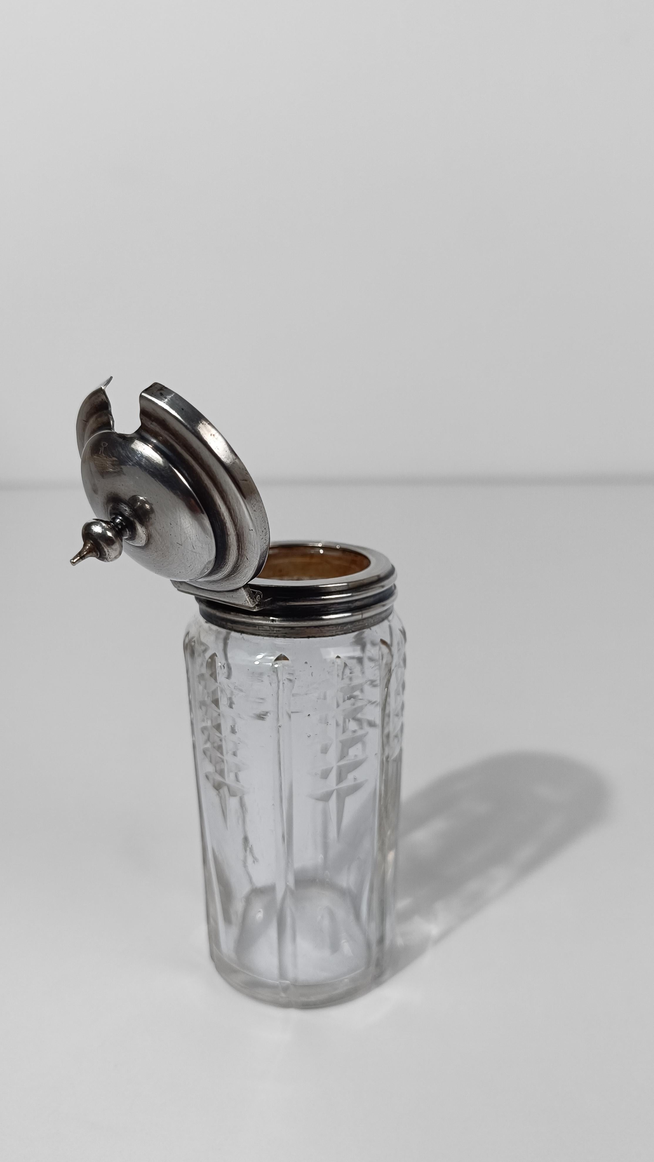 Ensemble de burettes vintage en métal argenté avec bouteilles en cristal taillé et biseauté, années 50 en vente 6