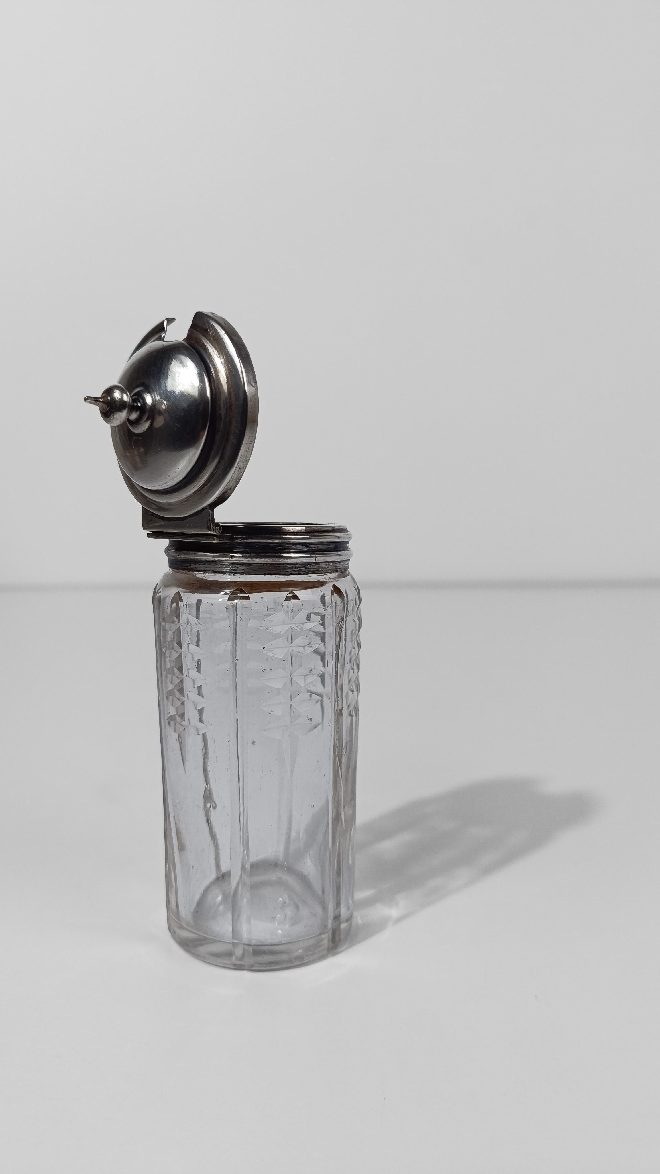 Ensemble de burettes vintage en métal argenté avec bouteilles en cristal taillé et biseauté, années 50 en vente 7