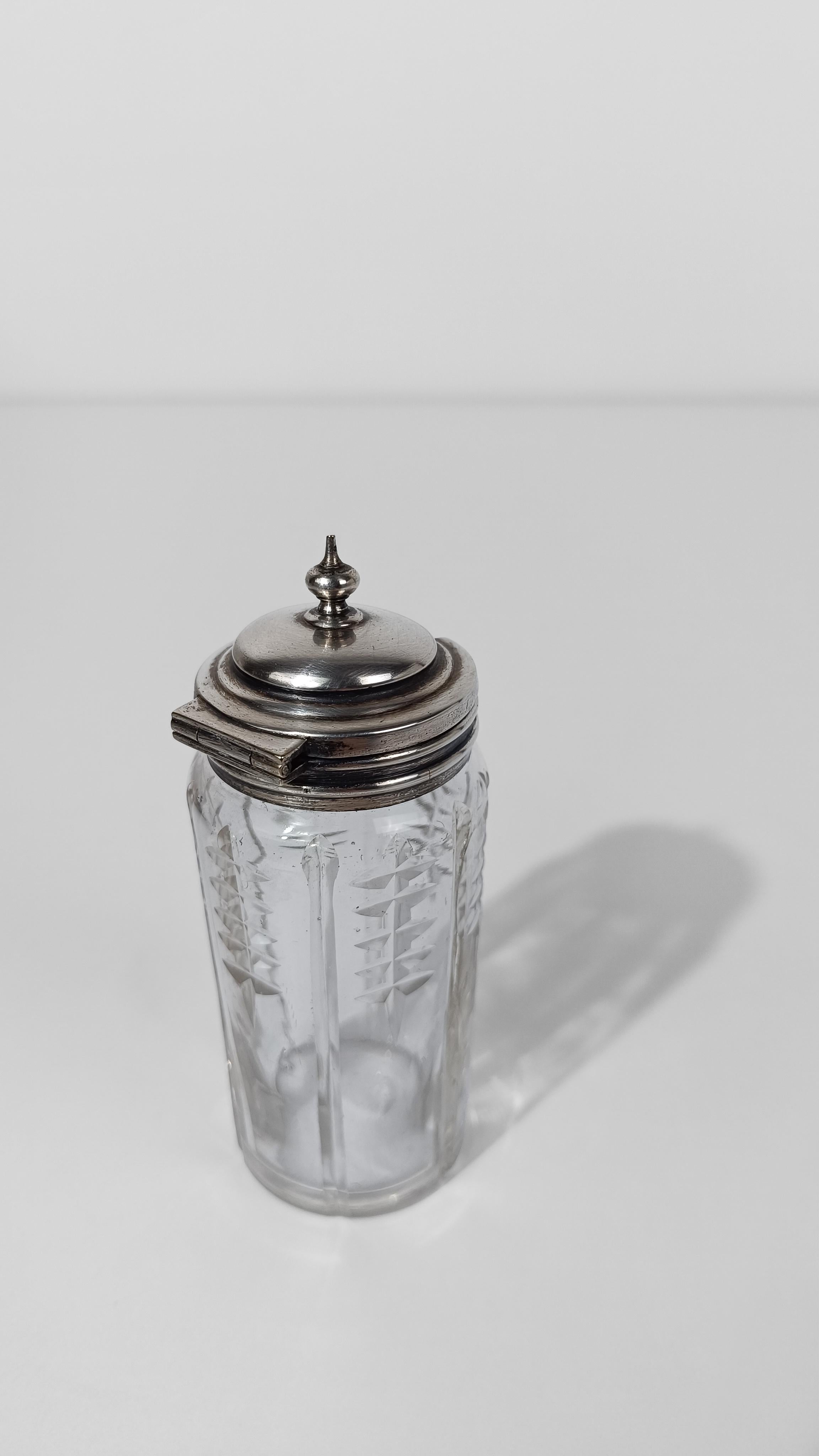 Ensemble de burettes vintage en métal argenté avec bouteilles en cristal taillé et biseauté, années 50 en vente 8