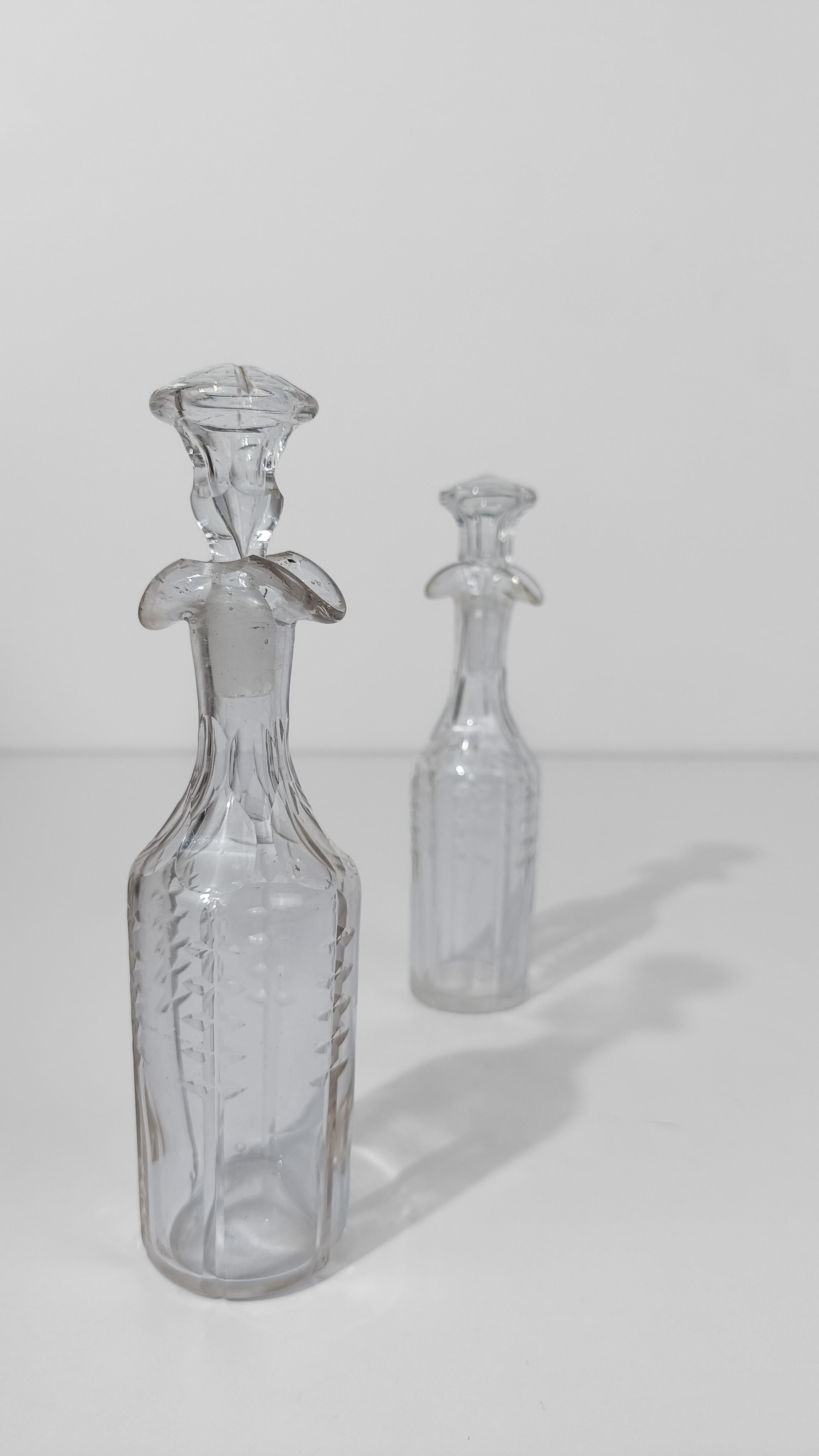 Ensemble de burettes vintage en métal argenté avec bouteilles en cristal taillé et biseauté, années 50 en vente 9