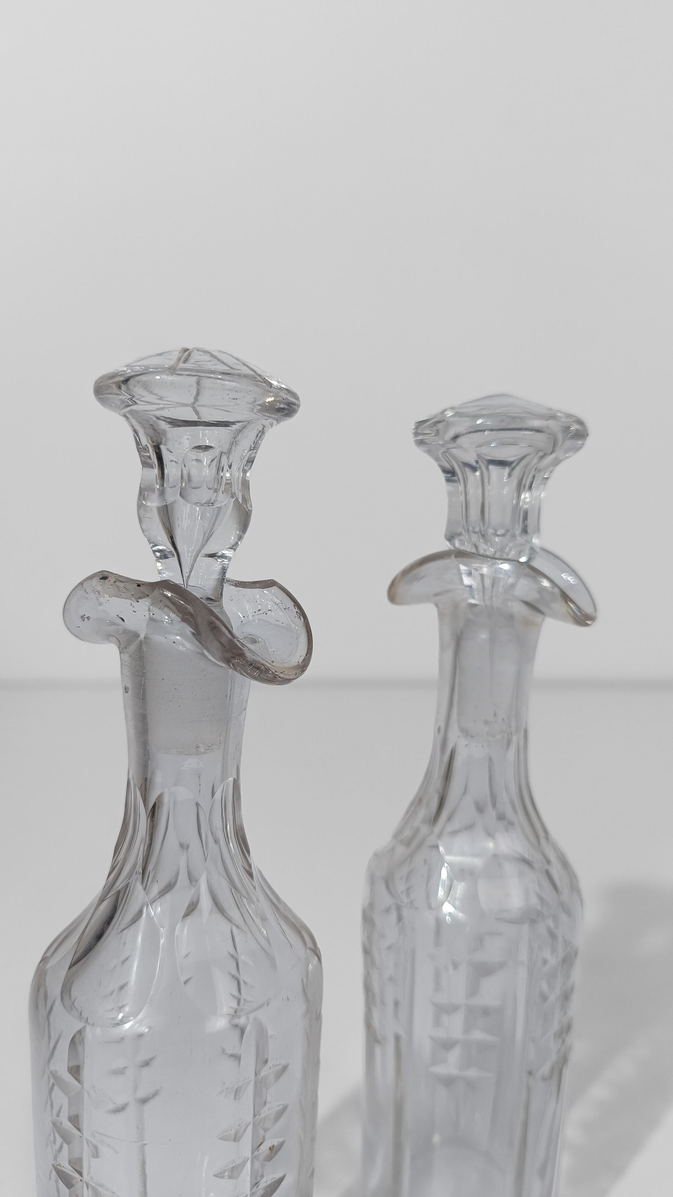 Ensemble de burettes vintage en métal argenté avec bouteilles en cristal taillé et biseauté, années 50 en vente 10