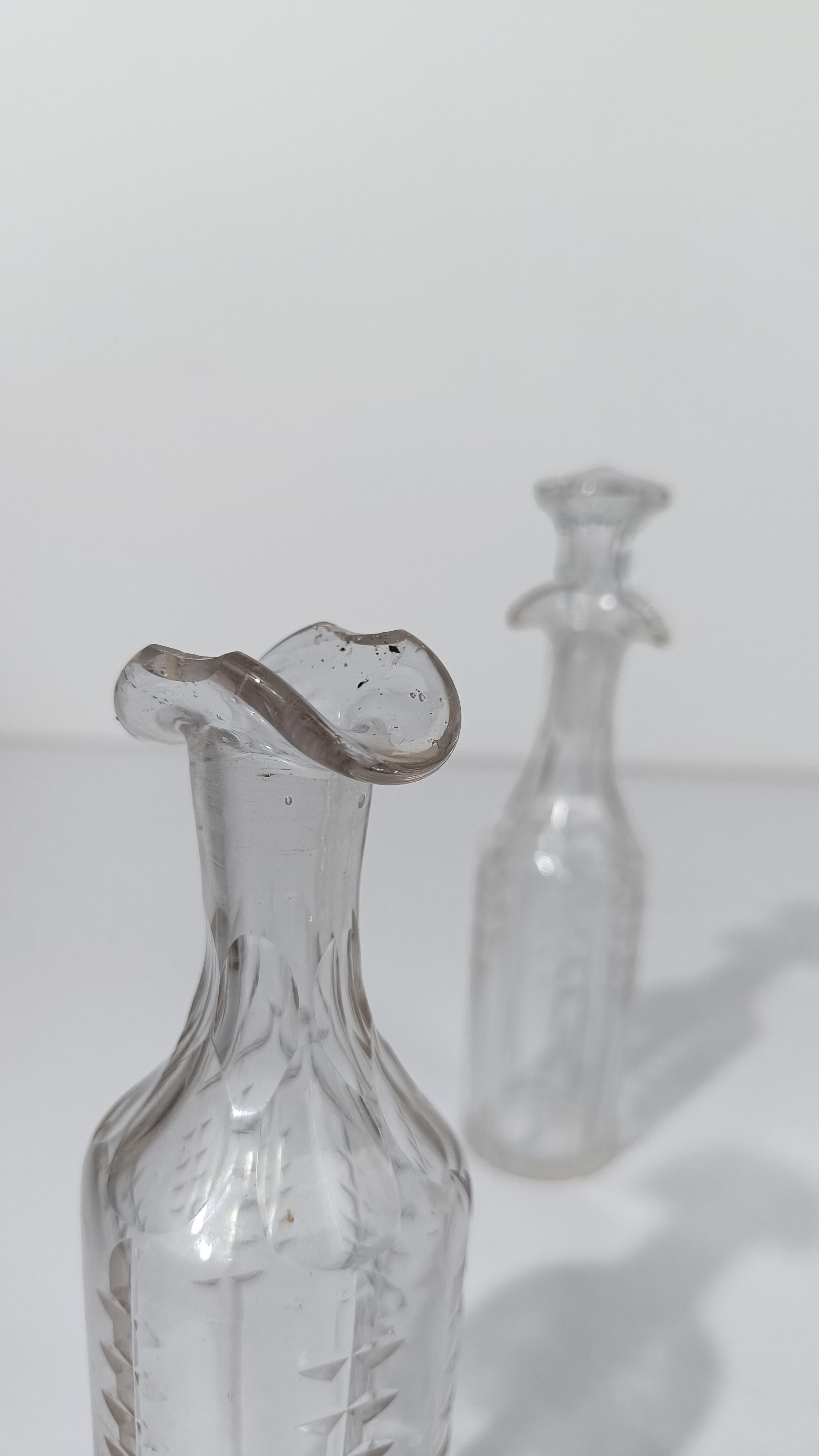 Ensemble de burettes vintage en métal argenté avec bouteilles en cristal taillé et biseauté, années 50 en vente 11