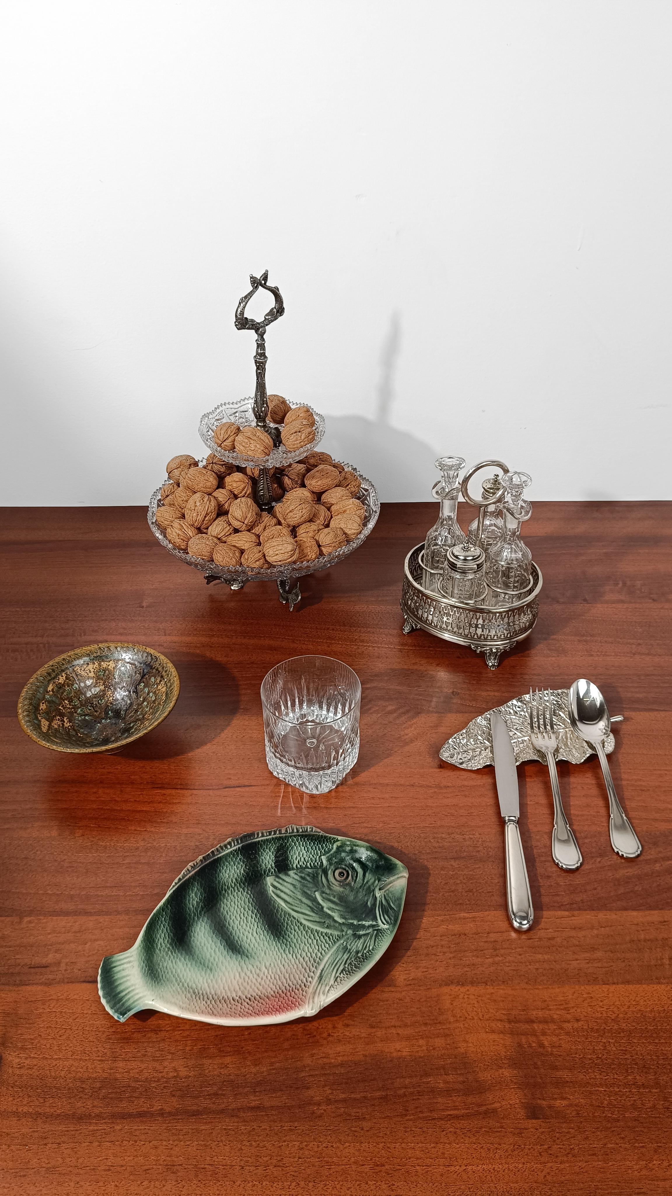 Je propose à la vente un Set de burettes en argenté et verre au charme ancien mais datant du milieu du vingtième siècle.

Le décor géométrique taillé et biseauté sur les distributeurs en verre et le Label de la bijouterie située à Rome qui le