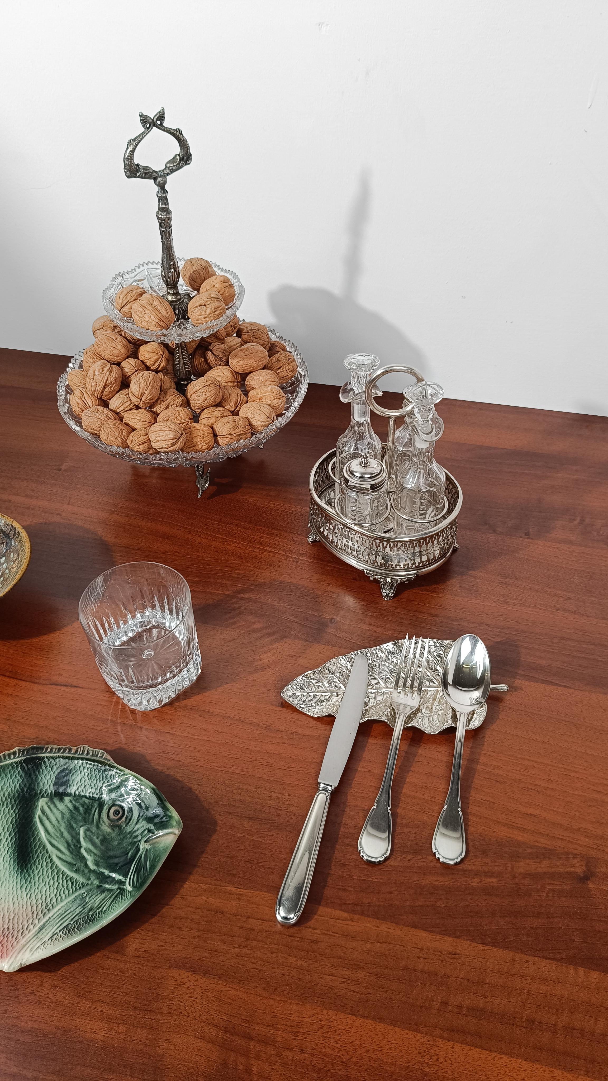 Mid-Century Modern Ensemble de burettes vintage en métal argenté avec bouteilles en cristal taillé et biseauté, années 50 en vente