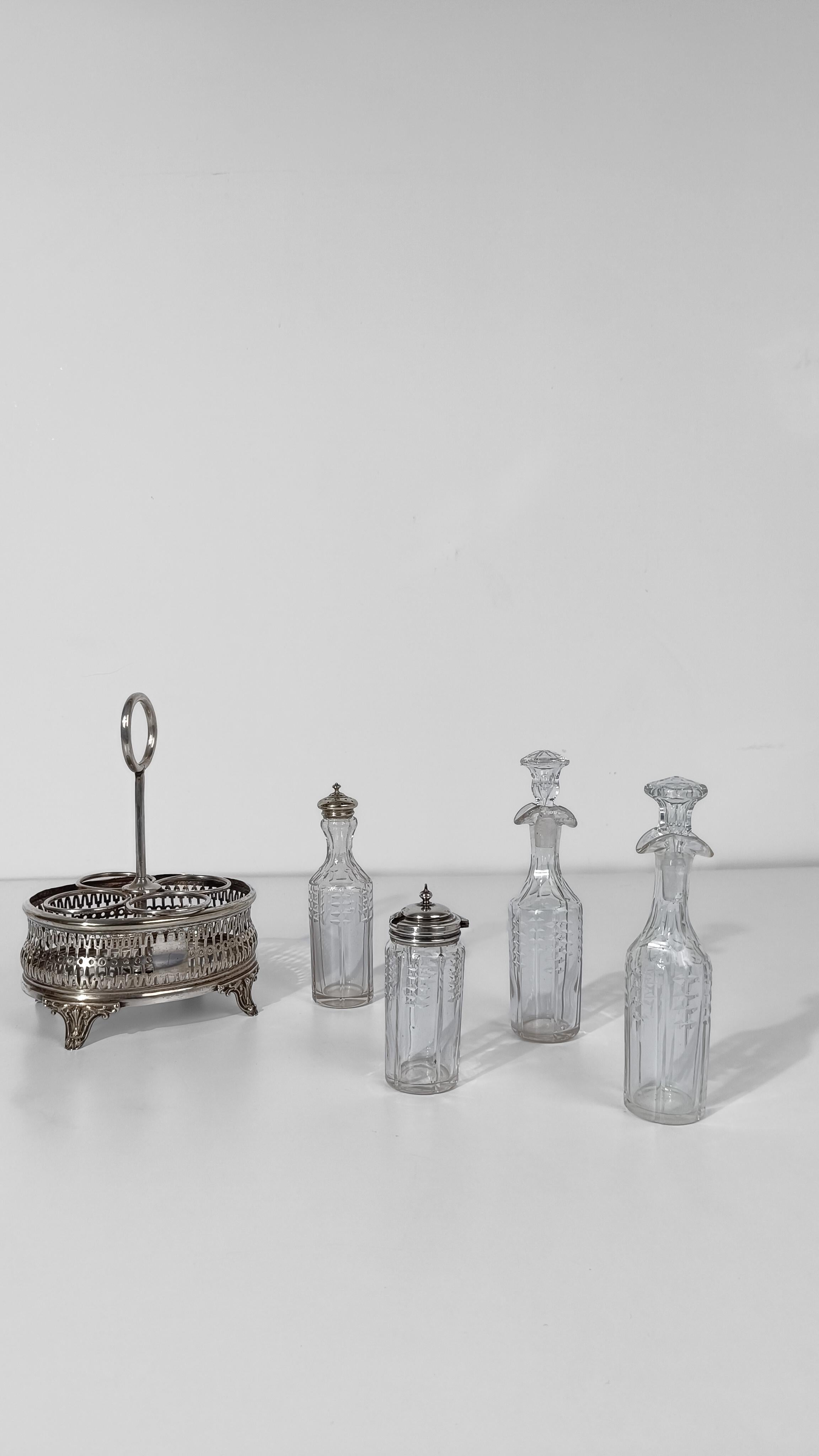 italien Ensemble de burettes vintage en métal argenté avec bouteilles en cristal taillé et biseauté, années 50 en vente