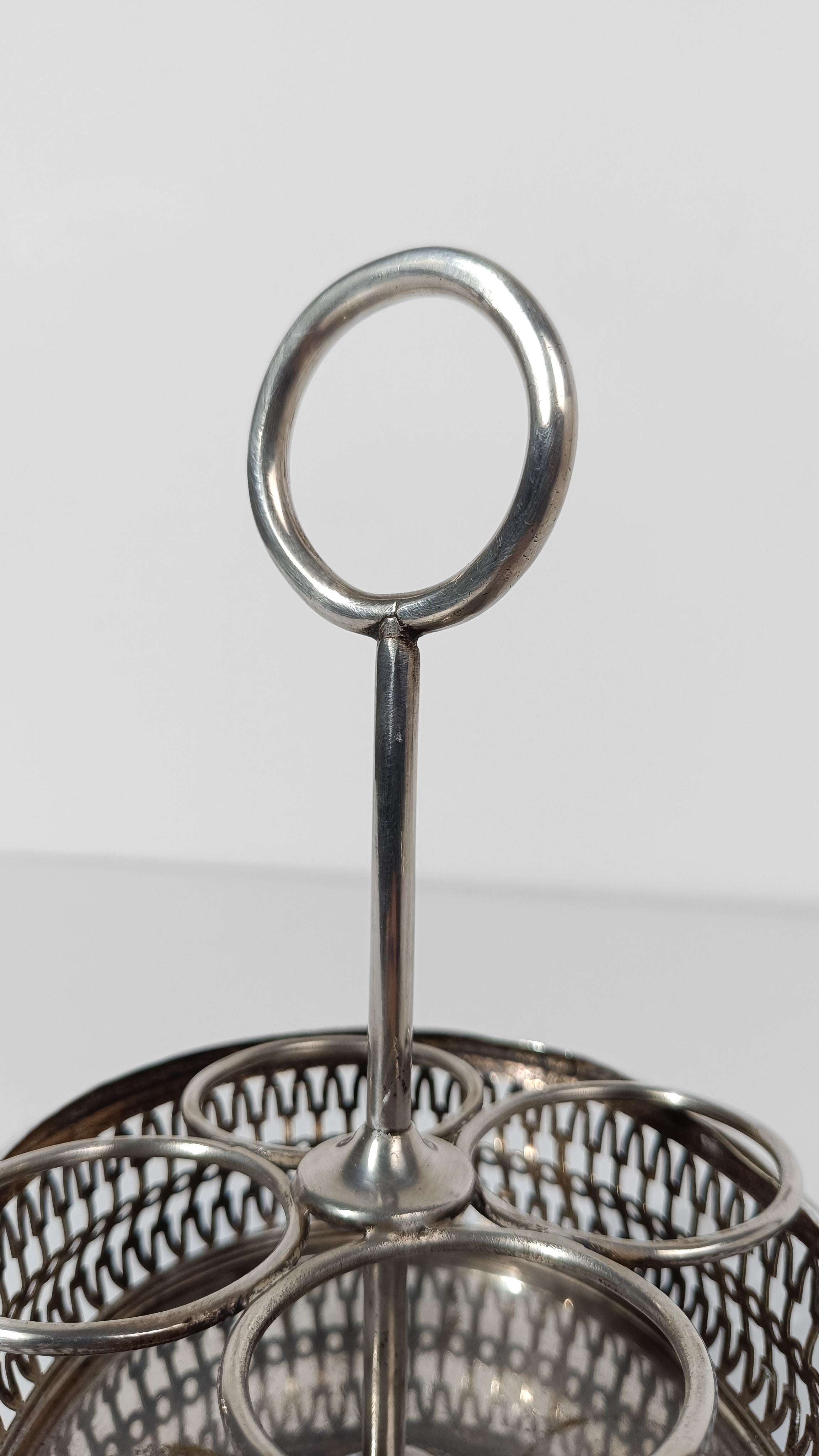 Biseauté Ensemble de burettes vintage en métal argenté avec bouteilles en cristal taillé et biseauté, années 50 en vente