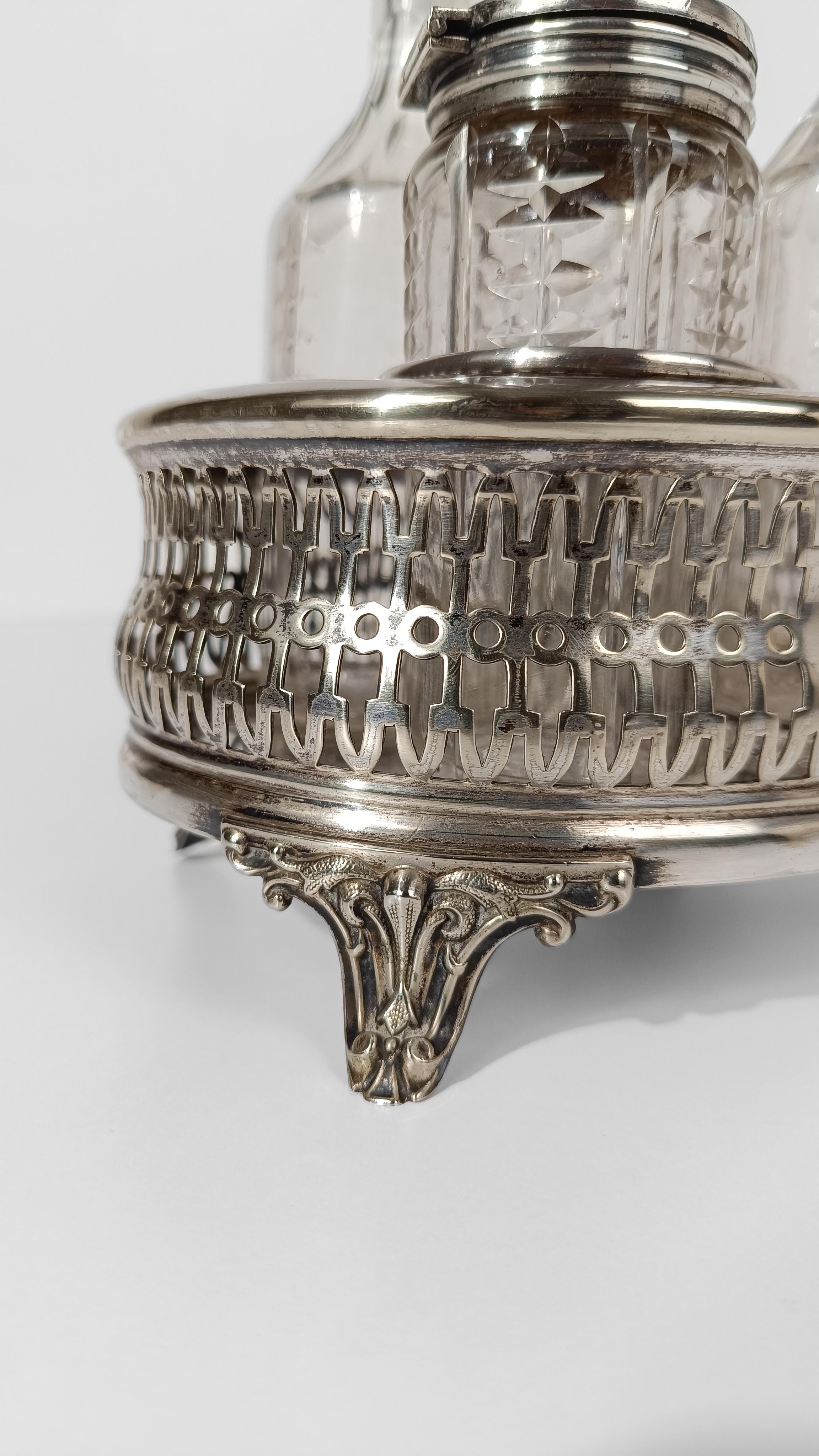 Plaqué argent Ensemble de burettes vintage en métal argenté avec bouteilles en cristal taillé et biseauté, années 50 en vente