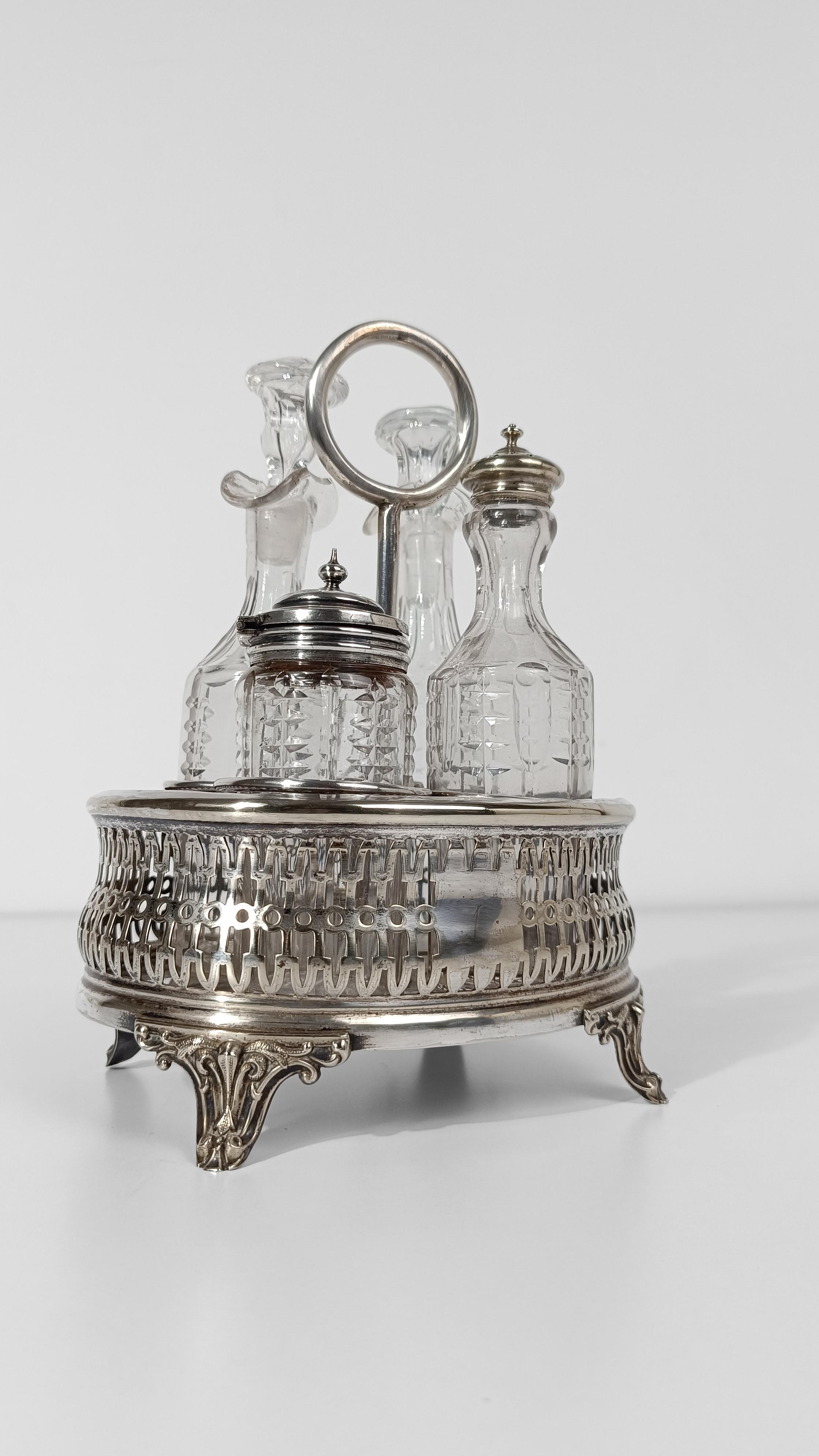 Ensemble de burettes vintage en métal argenté avec bouteilles en cristal taillé et biseauté, années 50 en vente 1