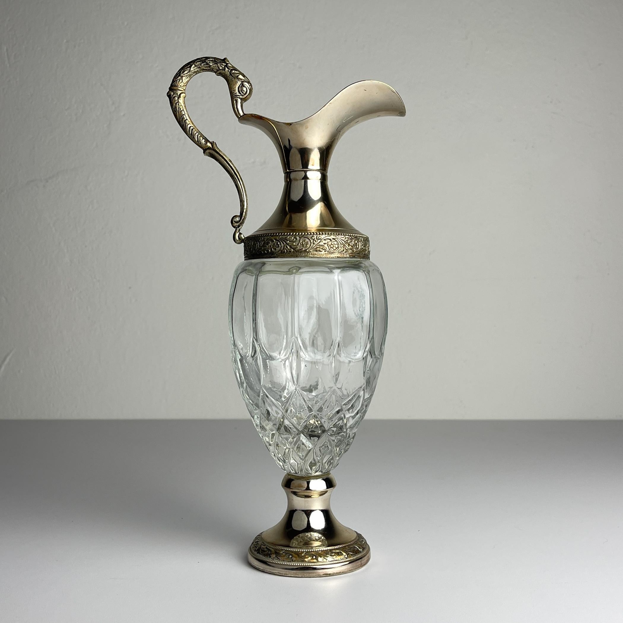 Schöner und eleganter versilberter Likörkrug aus Kristall der Destillerie Buton, die seit jeher alle ihre Produkte in Silber aus den Mailänder Silbermühlen Galbiati herstellt. Hergestellt in Bologna, Italien, in den 1950er Jahren.

Der alte Krug hat