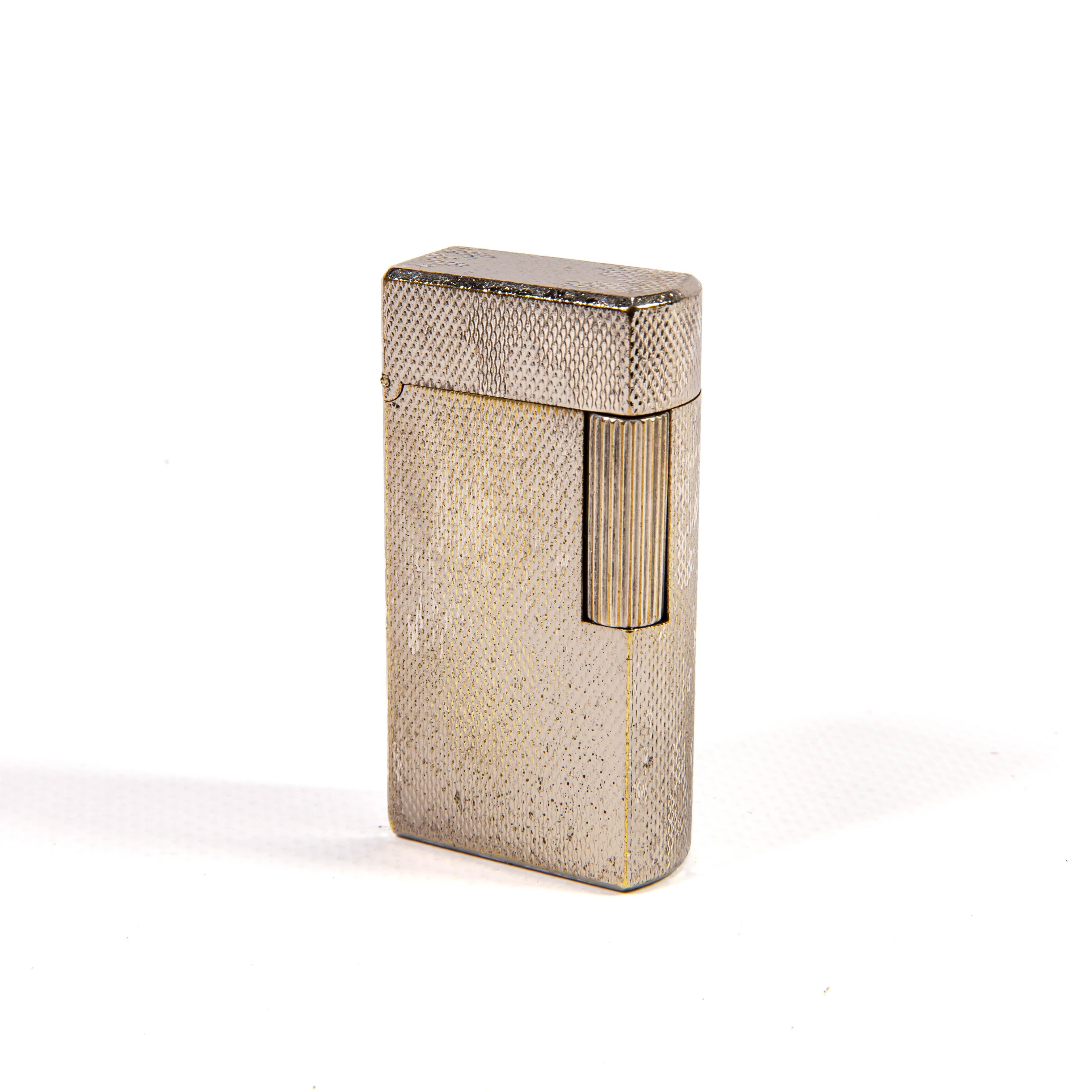 Dunhill, un nom synonyme de distinction et d'élégance, a une longue tradition de création d'accessoires pour fumeurs exquis. Fondée à la fin du XIXe siècle par Alfred Dunhill, la Maison a rapidement acquis une réputation de luxe et d'innovation dans