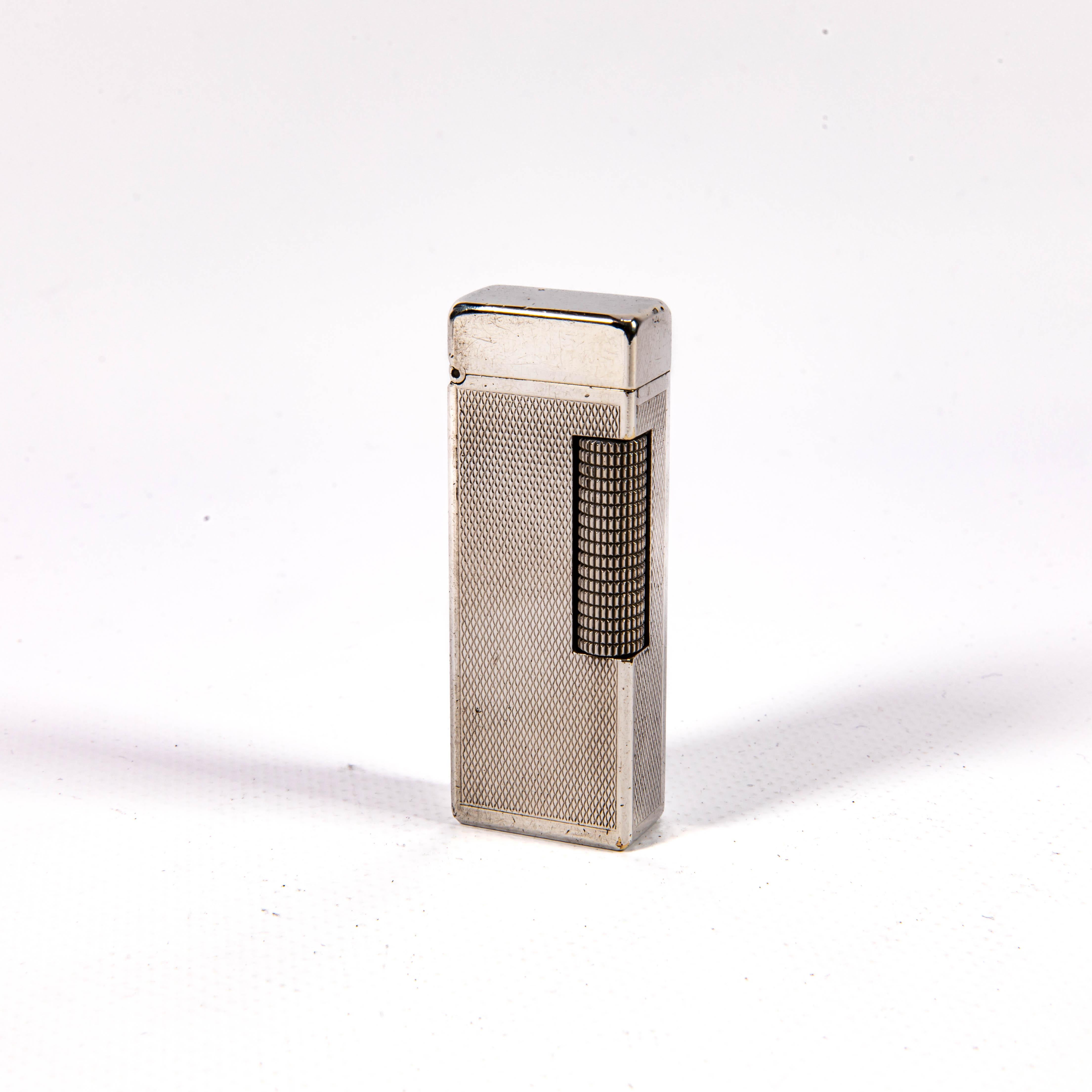 In the world of luxury lighters, Dunhill stands as a venerated name, representing a legacy of elegance and precision since the late 19th century. The Dunhill Rollagas, introduced in the mid-20th century, remains one of the brand's most iconic