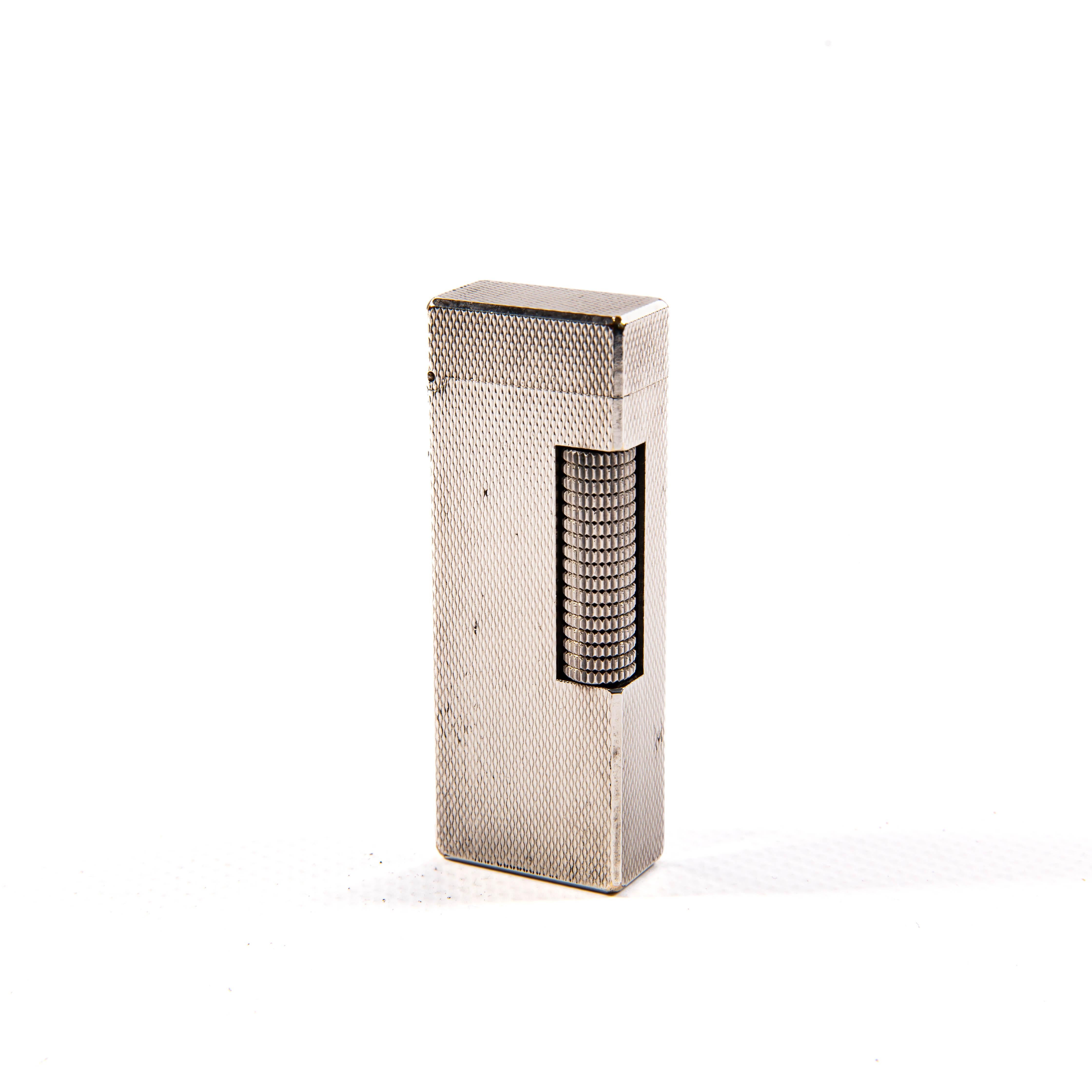 Rooted in an esteemed history of crafting exquisite smoking accessories, Dunhill stands as an icon of British luxury and sophistication. The Dunhill name is synonymous with timeless quality, catering to the refined tastes of those who cherish