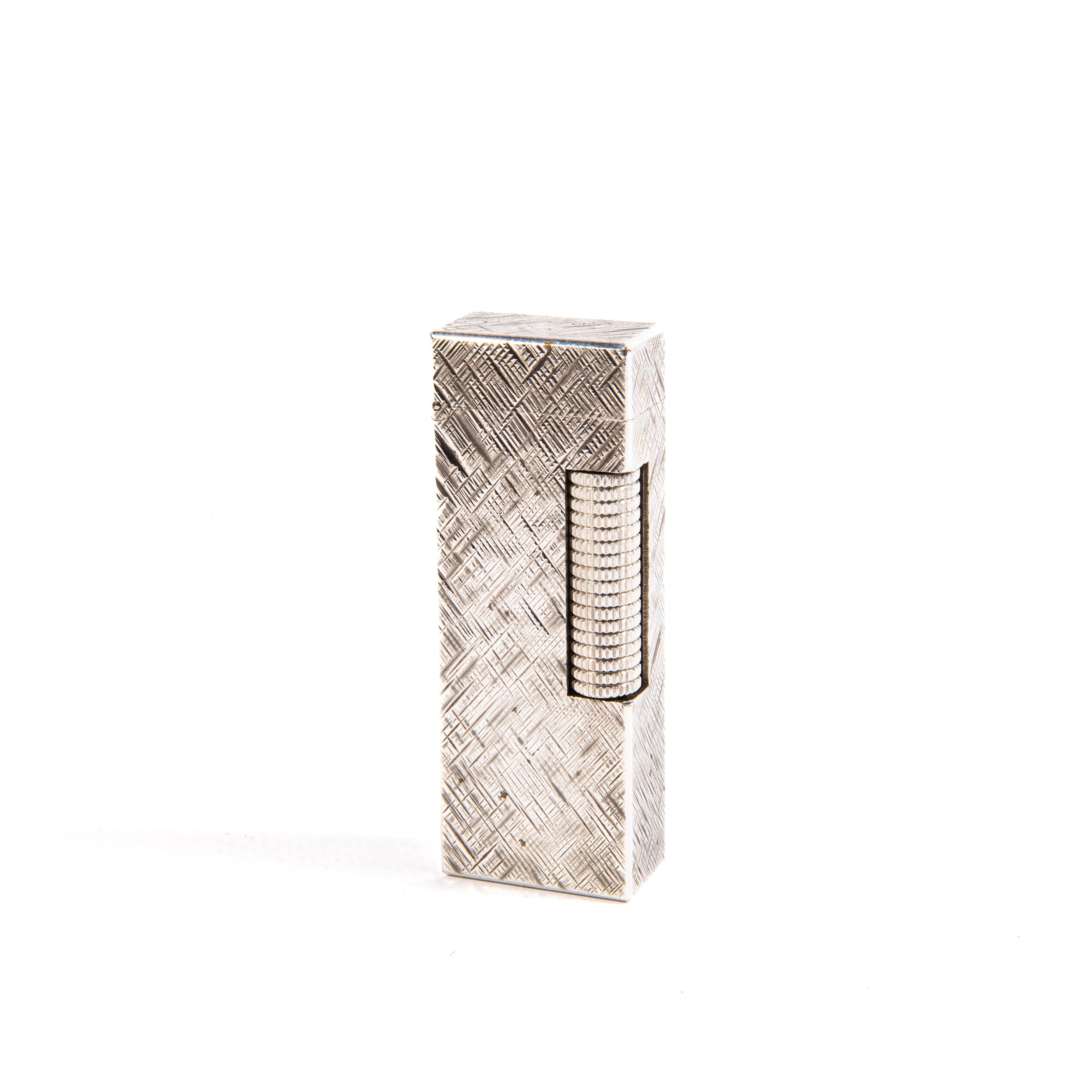 Renowned for their unparalleled craftsmanship and commitment to elegant functionality, Dunhill has remained a beacon of refined lighter manufacturing for over a century. The Dunhill Rollagas series is emblematic of this storied heritage, showcasing