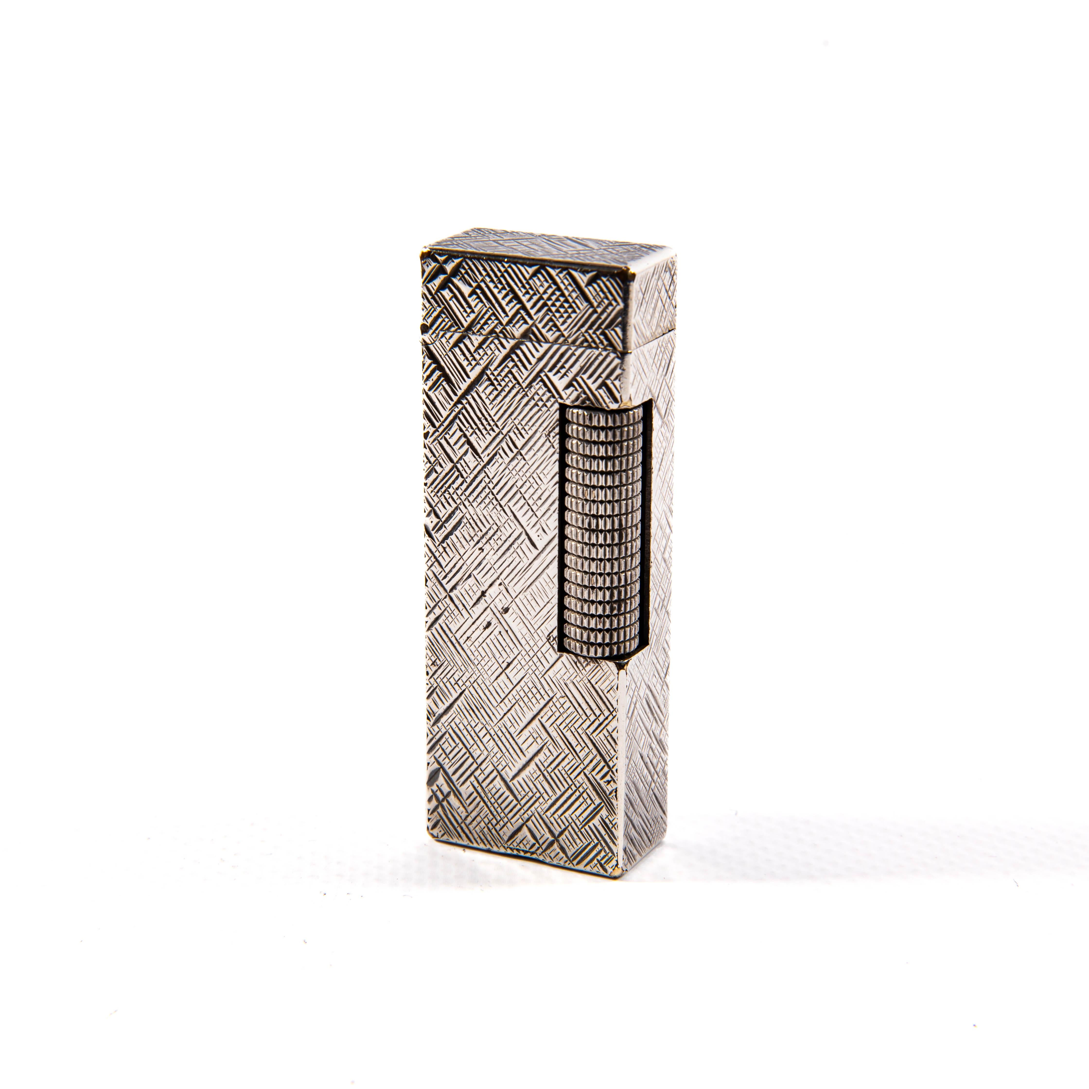 Dunhill, rinomata per il suo distinto mix di stile e utilità, è stata pioniera nella produzione di accendini dal design elegante. Reverendo per la meticolosa lavorazione artigianale, gli accendini Dunhill si sono trasformati in ambiti oggetti da