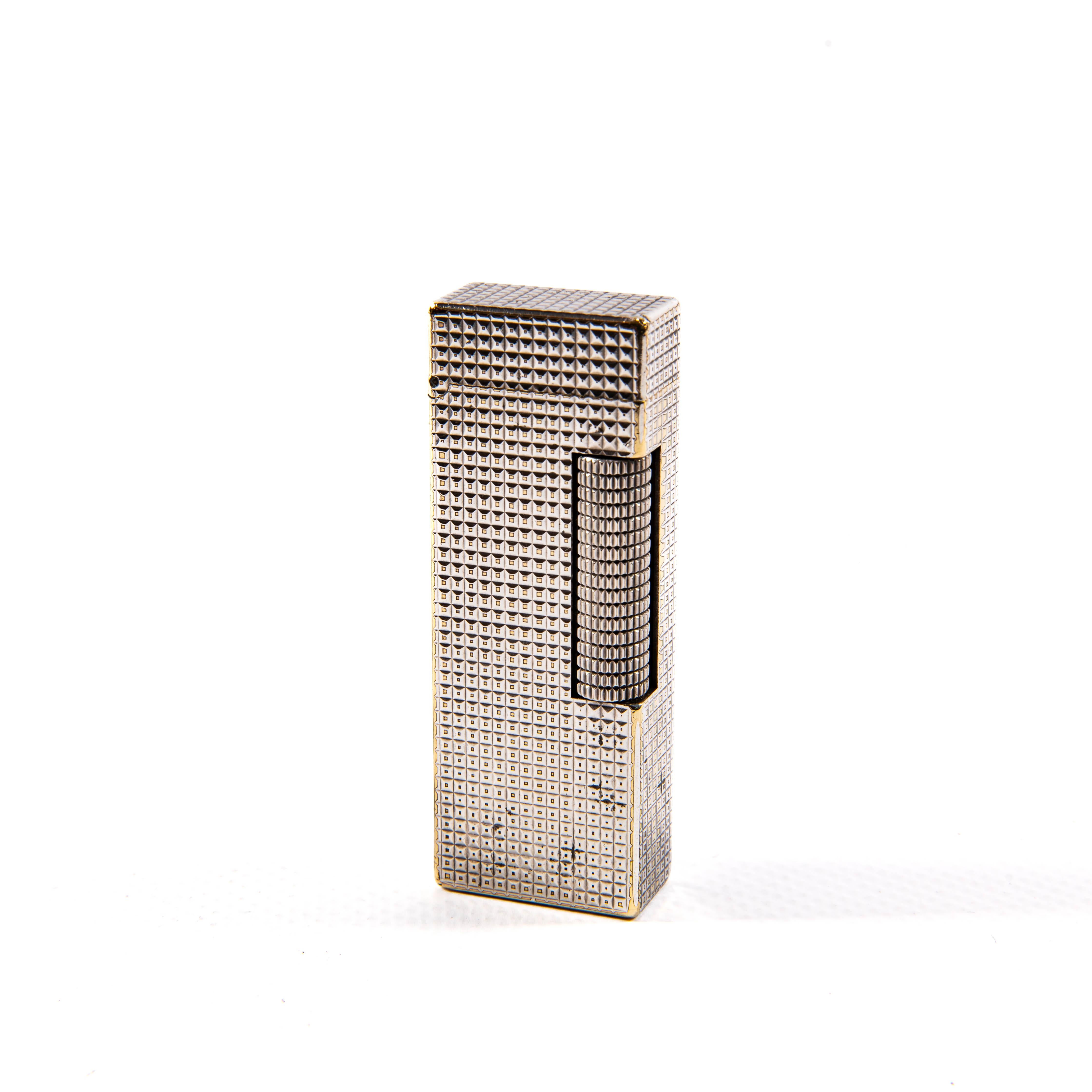 Dunhill, ein Name, der für Vornehmheit und Raffinesse steht, blickt auf eine lange Geschichte im Bereich der Luxus-Accessoires zurück. Dunhill Feuerzeuge werden für ihr zeitloses Design und ihre außergewöhnliche Handwerkskunst verehrt und sind bei