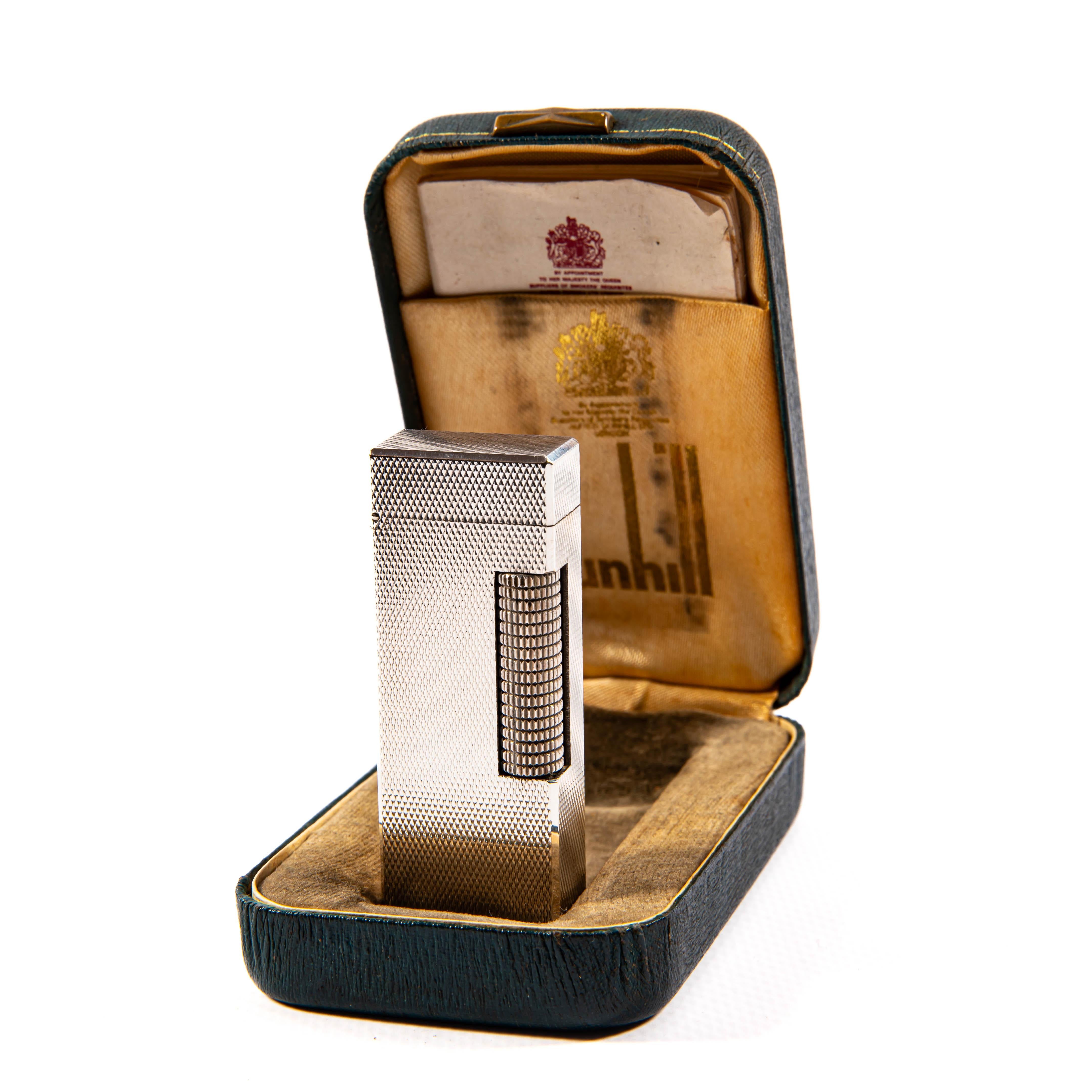 Alfred Dunhill, un nome che risuona di lusso ed eleganza senza tempo, è da tempo un simbolo stimato nel regno dei raffinati accessori da fumo. Fondata a Londra, Dunhill si è ritagliata un posto di rilievo grazie all'impareggiabile maestria e al