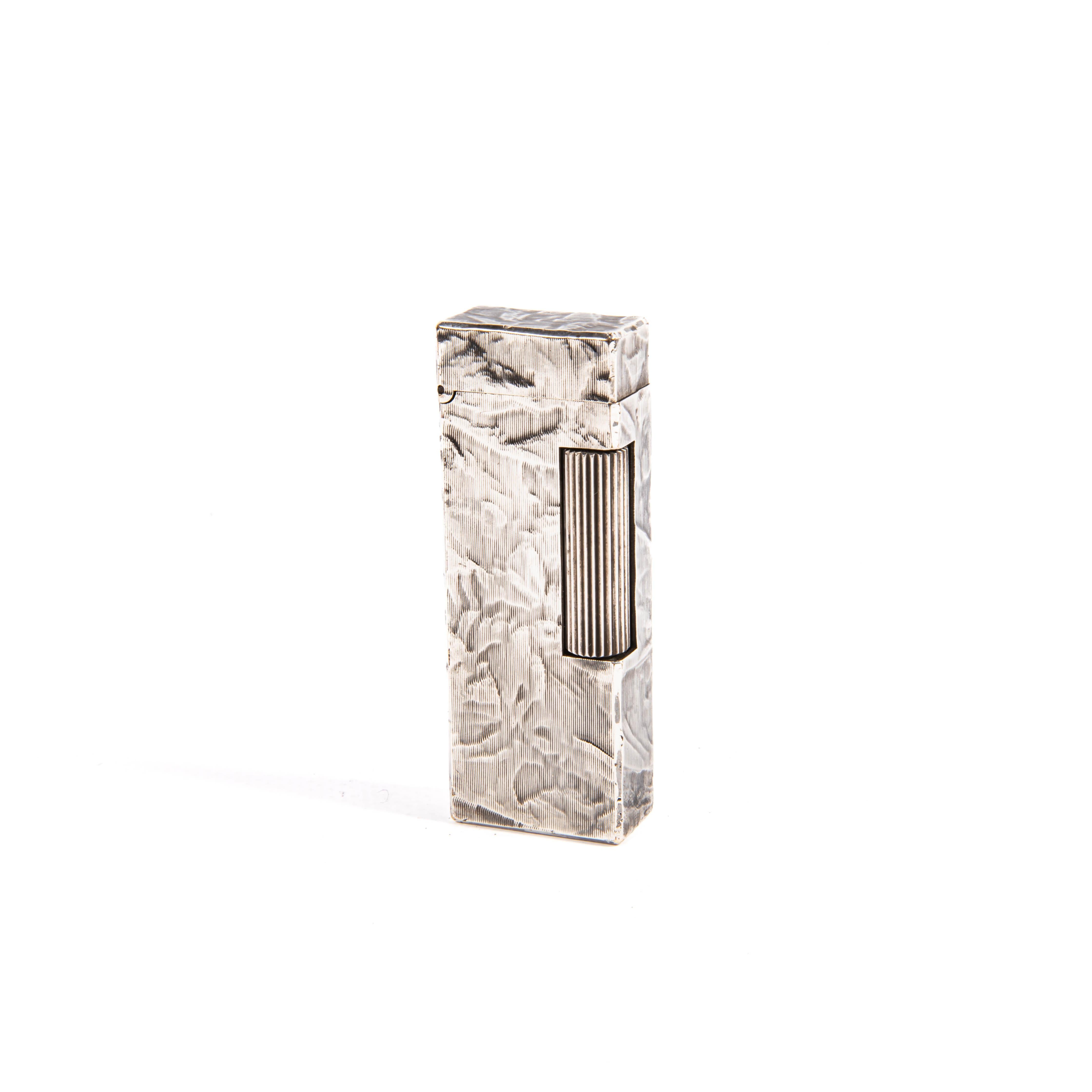 Rooted in the rich tradition of craftsmanship and design excellence, Dunhill is a name synonymous with luxury and sophistication. This revered British brand, with its storied history in creating timeless artefacts, particularly caters to the