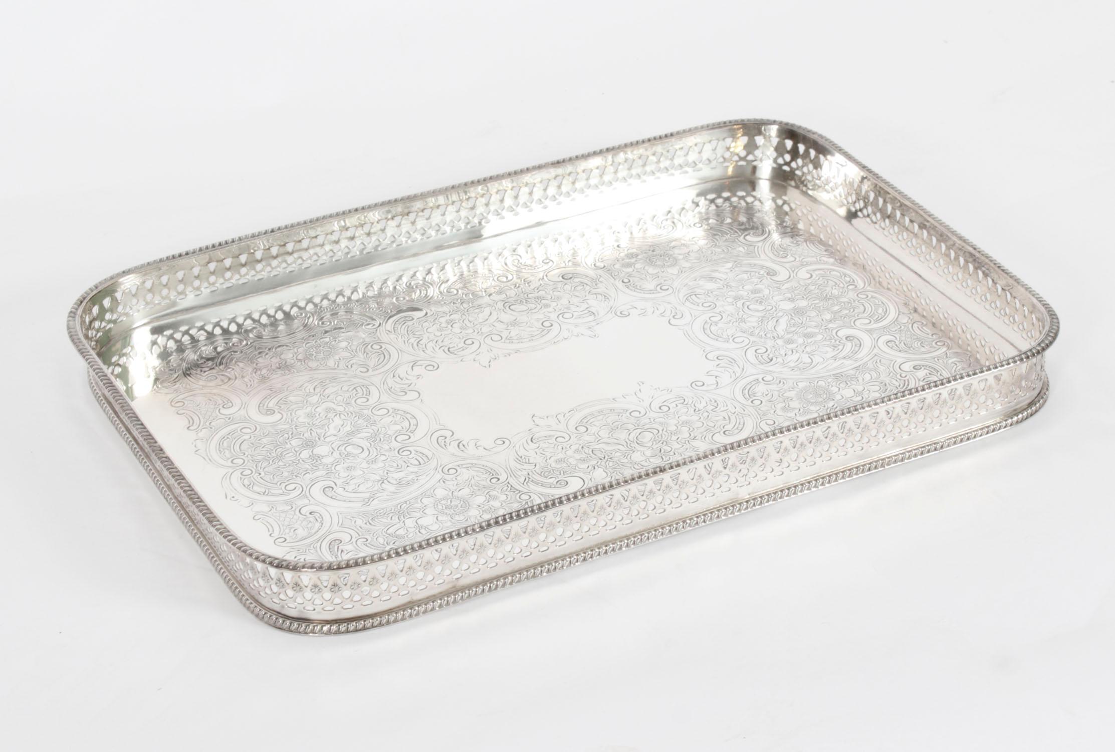 Se trata de una preciosa bandeja de galería de época bañada en plata con una hermosa decoración grabada, que lleva la marca epns de Barker Ellis, de mediados del siglo XX.

Esta bandeja rectangular bañada en plata presenta un elegante grabado a mano