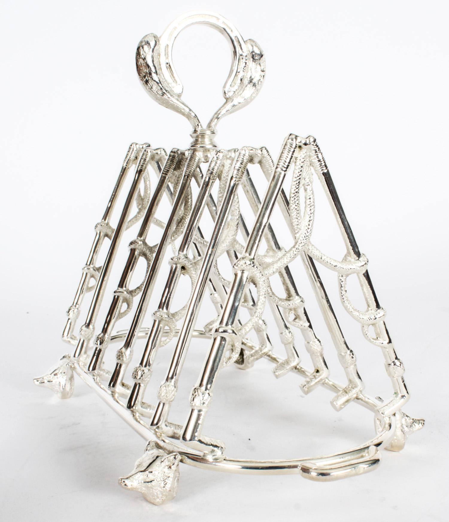 This is a delightful vintage silver plated hunting toast rack dating from the late 20th century.
 
The toast is held in place by crossed whips, raised on foxes heads and surmounted with a horseshoe.

The craftsmanship and finish are of the