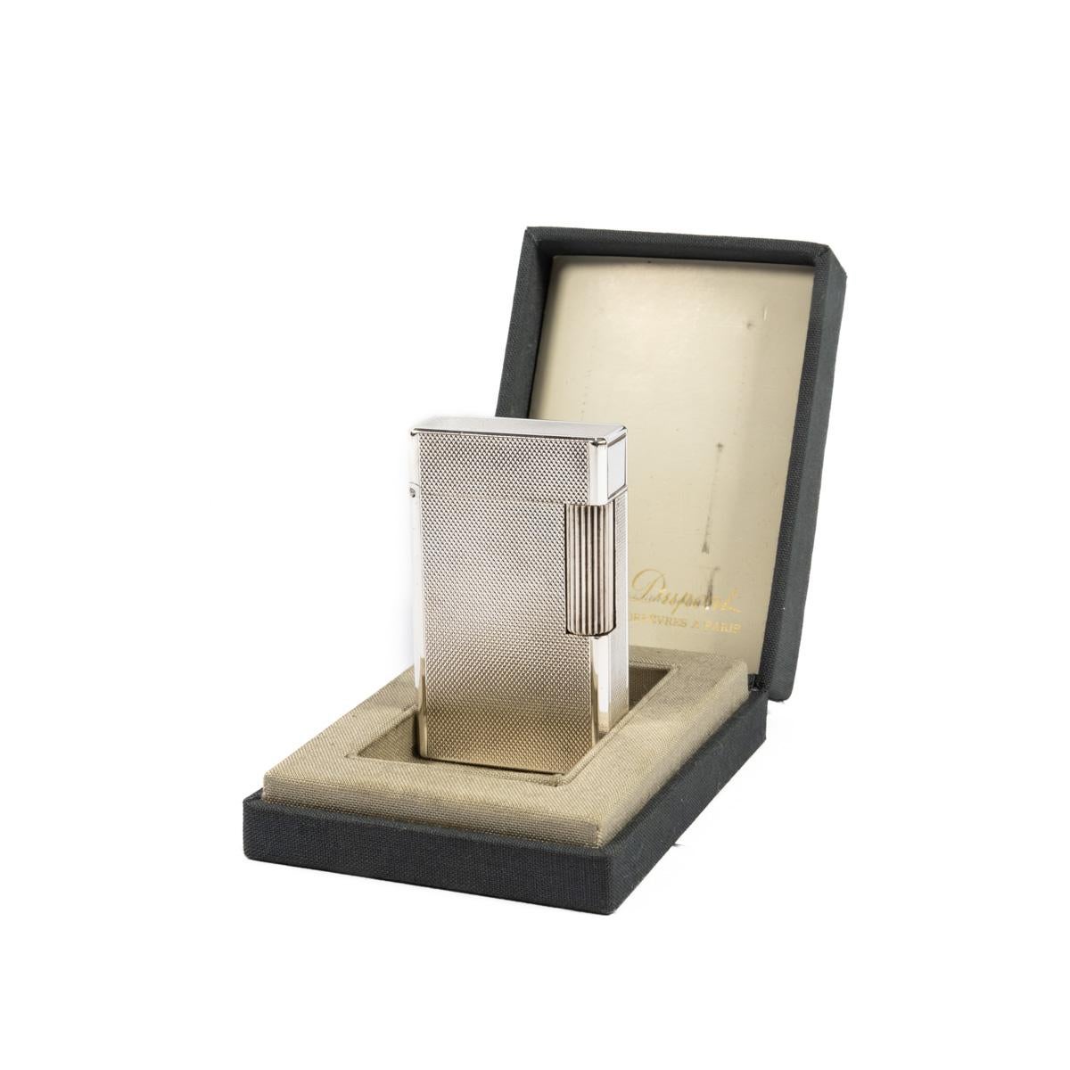 Vintage Silver Plated Linge 1 BR ST Dupont Lighter 1970s In Box

The iconic S.T. Dupont name is known for quality, well-made cigarette lighters and other luxury implements. The company’s origin can be traced to Simon Tissot-Dupont opening his