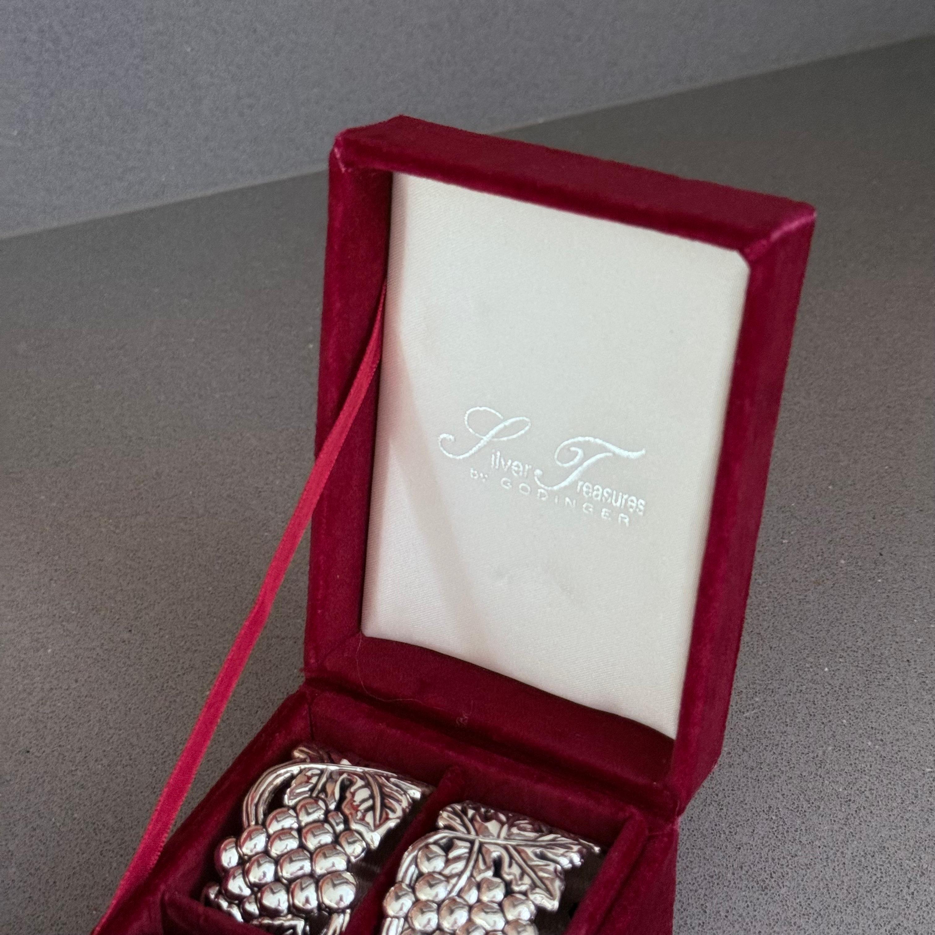 Vintage Silver Plated Napkin Rings Set of 6 & Original Case Ornate Engraved In Excellent Condition For Sale In Wembley, GB