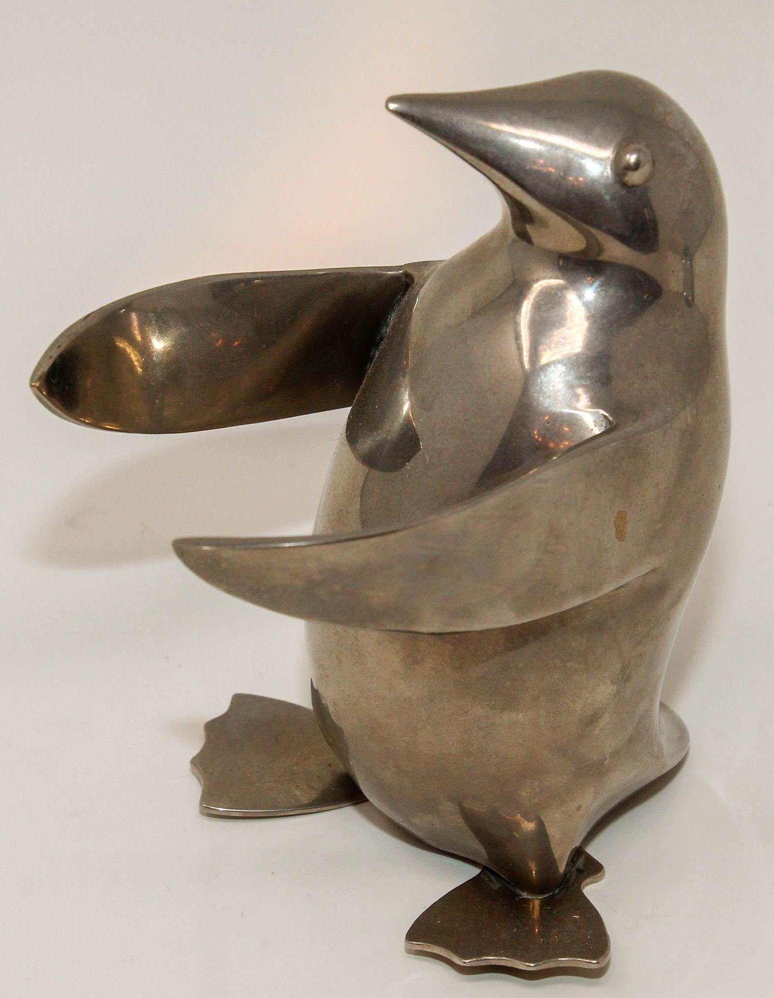 Vintage Art Deco revival style silver plated heavy penguin paperweight.
In very good vintage preowned condition, the penguin is bright and well made and shows minimal signs of wear.
Dimensions: 5.5” Height; 4’ Width x 5.5 D.
No