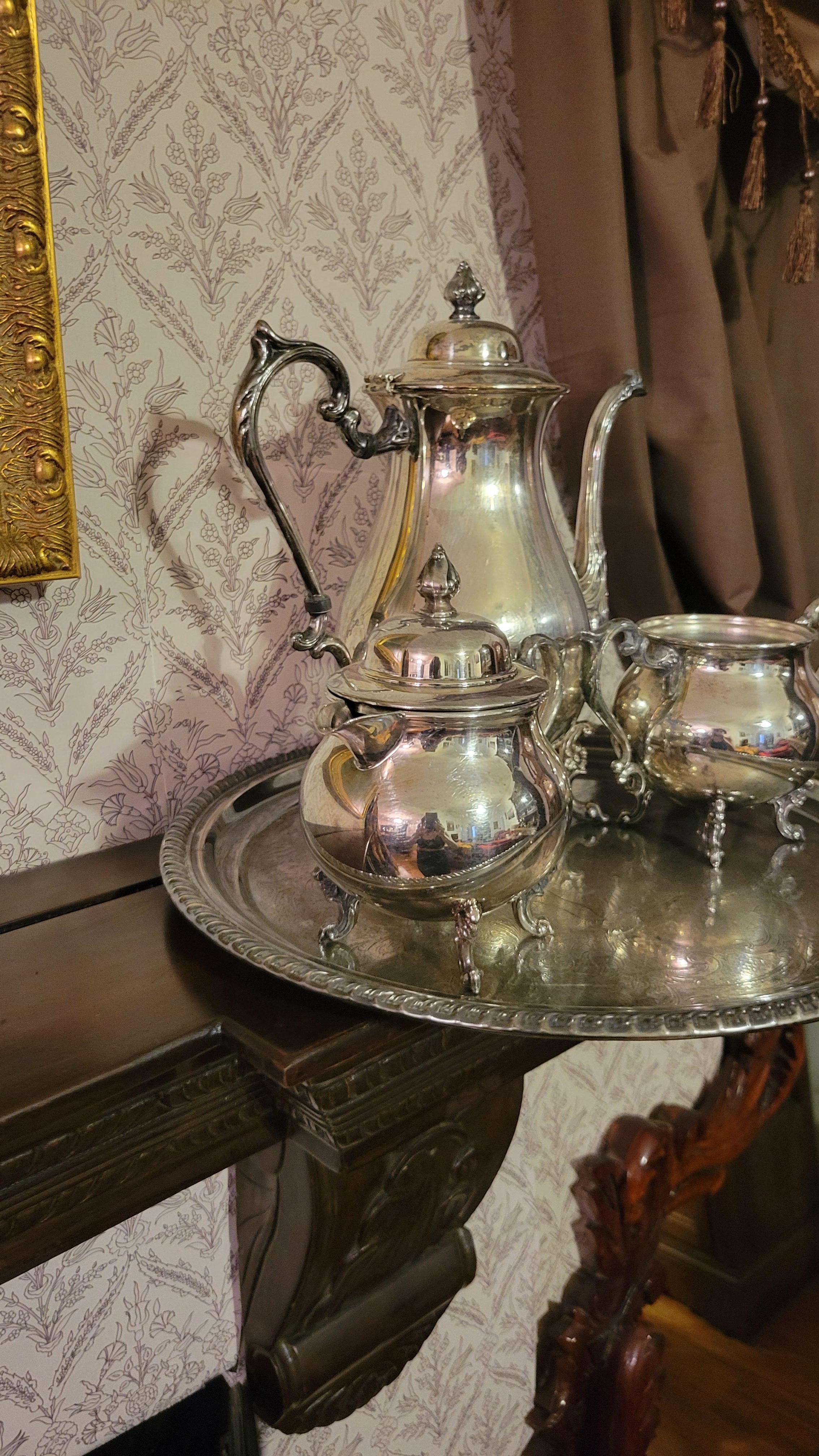 Versilbertes Vintage-Set von Sheridan Silber: Tablett, Kaffeekanne, Milchkännchen, Zucker im Zustand „Gut“ im Angebot in Phoenix, AZ