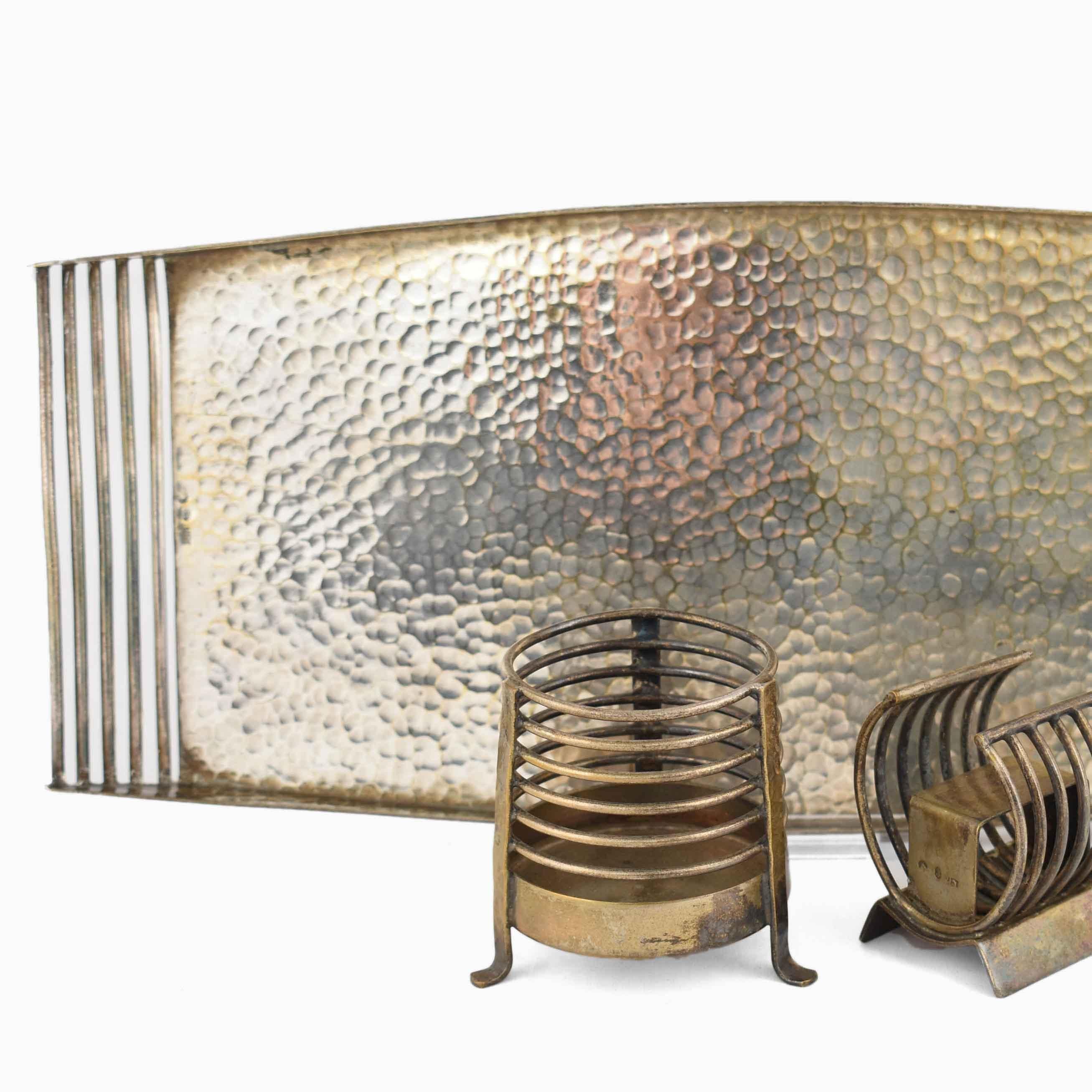 Smoke Set ist eine originelle dekorative Gruppe von Werken, die in der ersten Hälfte des XX. 

Original versilbertes Metall.

Hergestellt in Deutschland. Gekennzeichnet mit einem Halbmond und einer Krone und monogrammiert (MET oder MEZ). 

Das