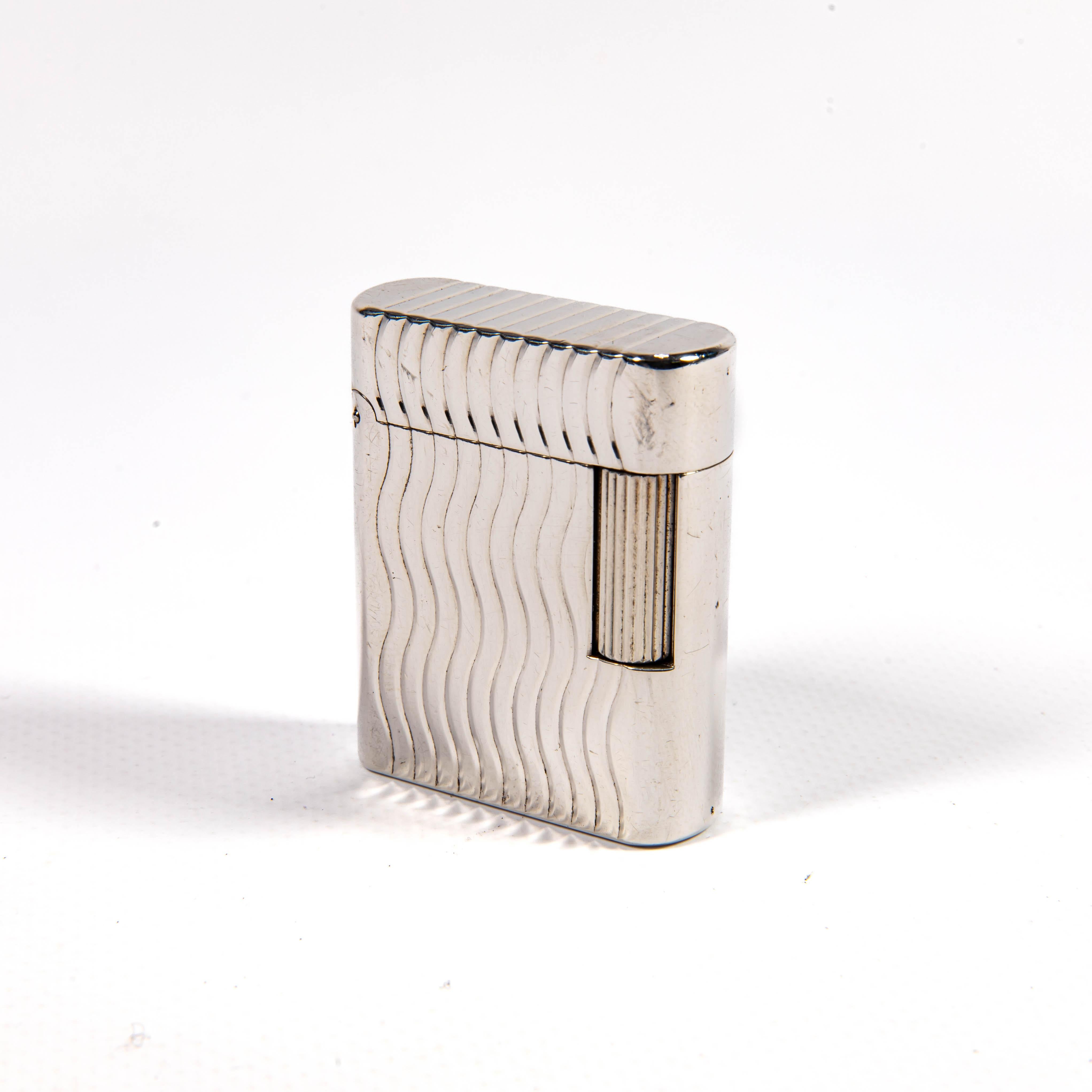 Entrez dans un monde d'élégance raffinée avec le S.T. Le briquet Dupont Soubreny témoigne de la longue tradition de luxe et de précision de la marque. Depuis le début du 20ème siècle, l'AT&T. Dupont a établi la norme pour les briquets de luxe,