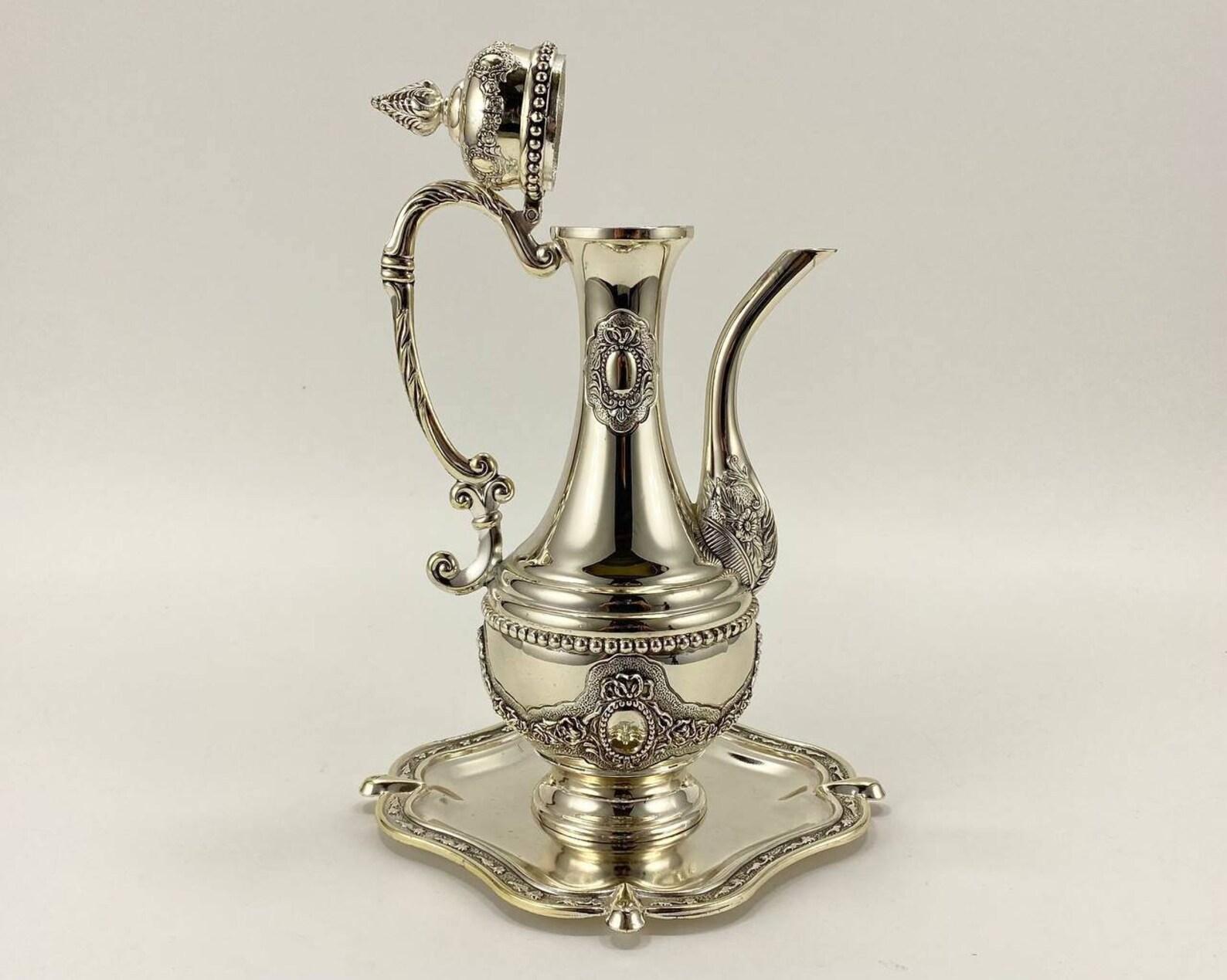 Mid-Century moderno Teiera d'epoca placcata in argento con vassoio  Brocca per acqua o vino con intaglio in vendita