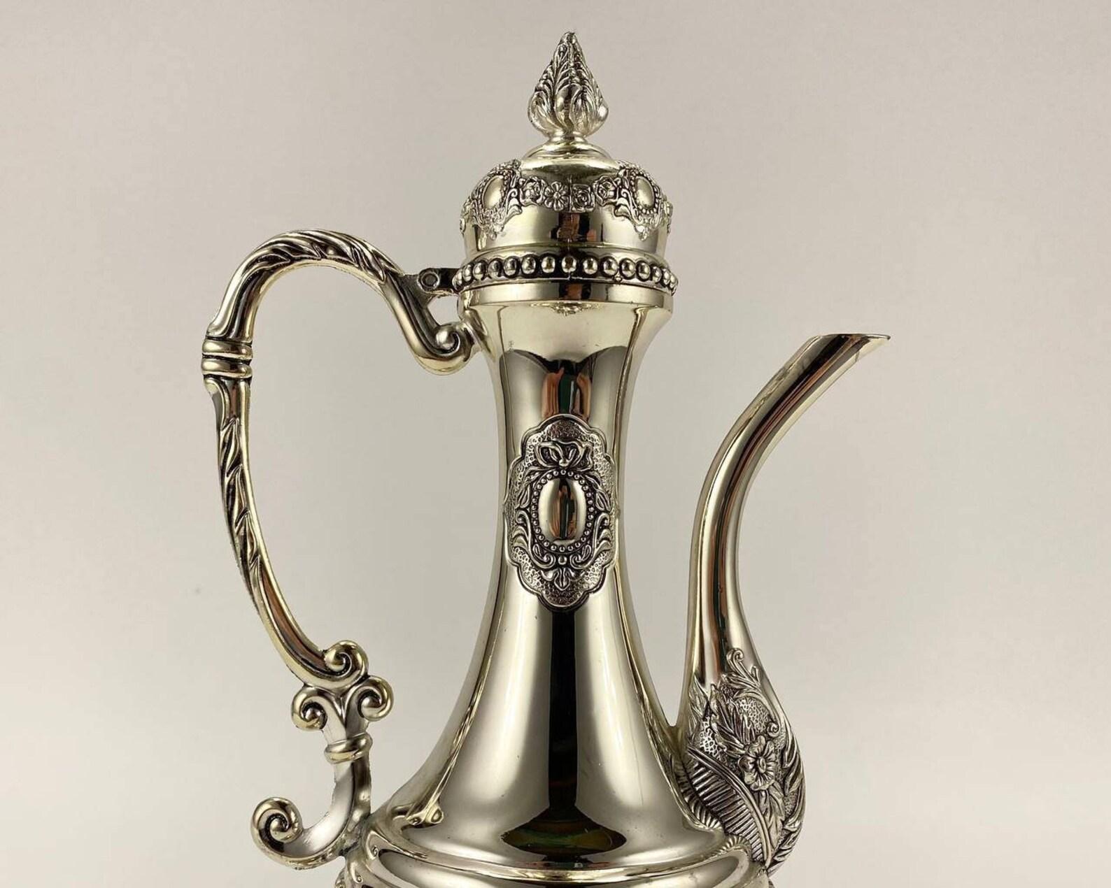 Teiera d'epoca placcata in argento con vassoio  Brocca per acqua o vino con intaglio In condizioni buone in vendita a Bastogne, BE