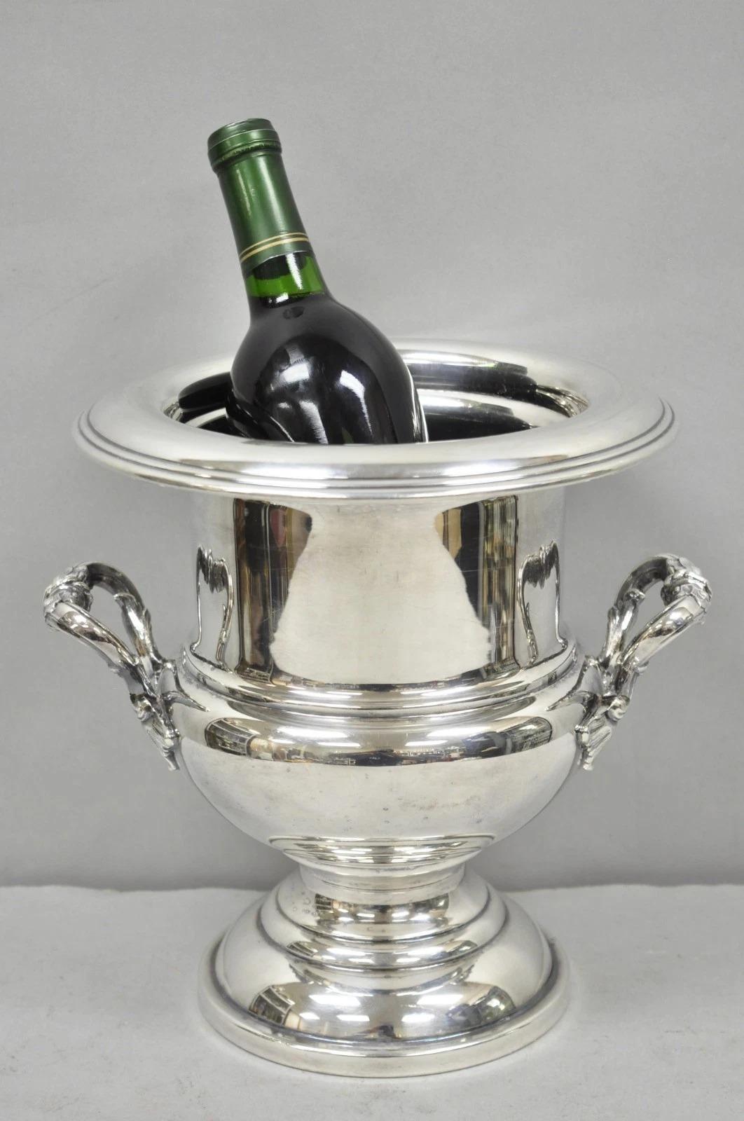 Vintage Silver Plated Trophy Cup Urn Champagne Chiller Ice Bucket von Crescent. Circa Mitte des 20. Jahrhunderts. Abmessungen: 10