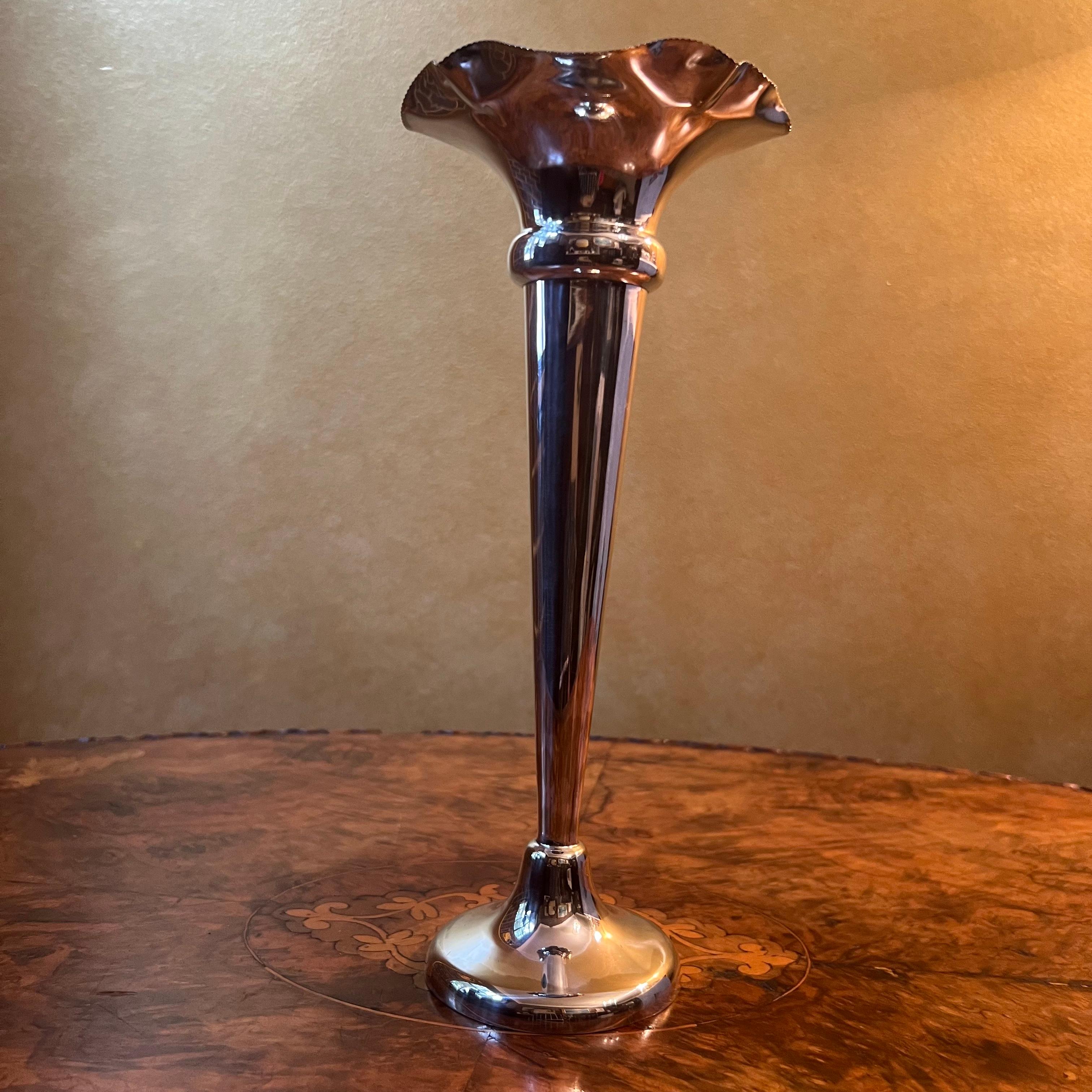 Trompetenförmige Vase mit rüschenartigem Oberteil, im Oberteil befinden sich einige Fadenspuren auf Silber, einige kleine Dellen und Flecken, wurde professionell poliert. 

MATERIAL: Versilbert

Abmessungen:  25,5 cm hoch, 11 cm Durchmesser