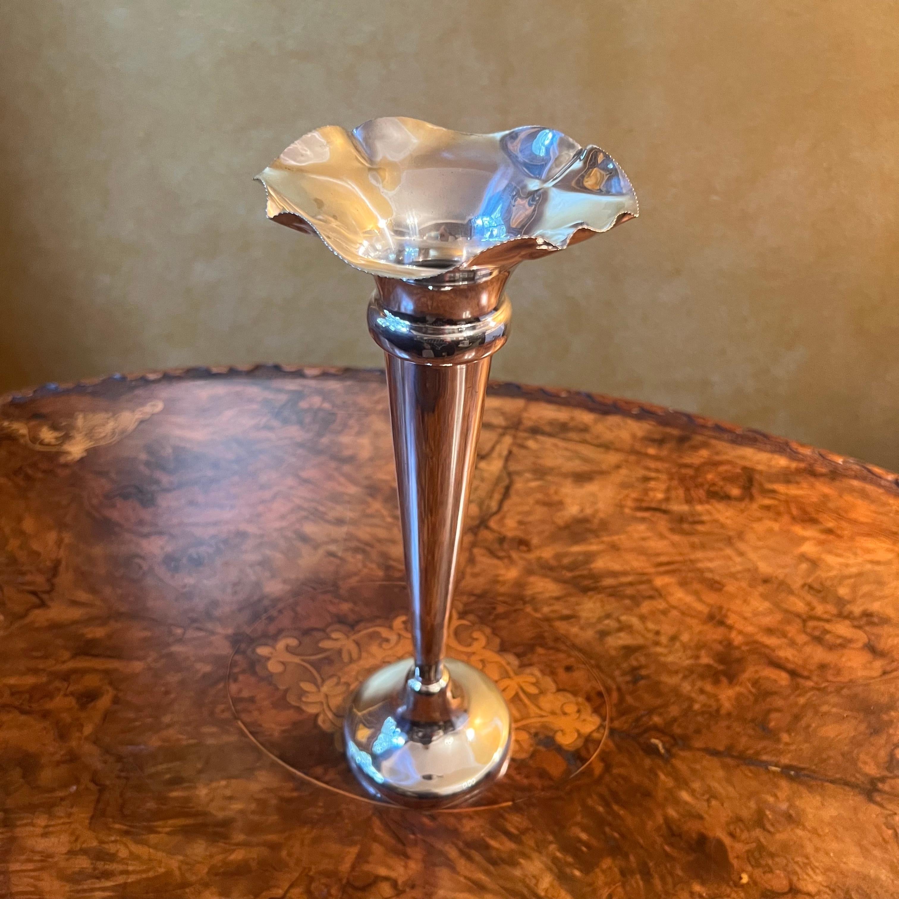 Vase trompette vintage en métal argenté Bon état - En vente à EDENSOR PARK, NSW