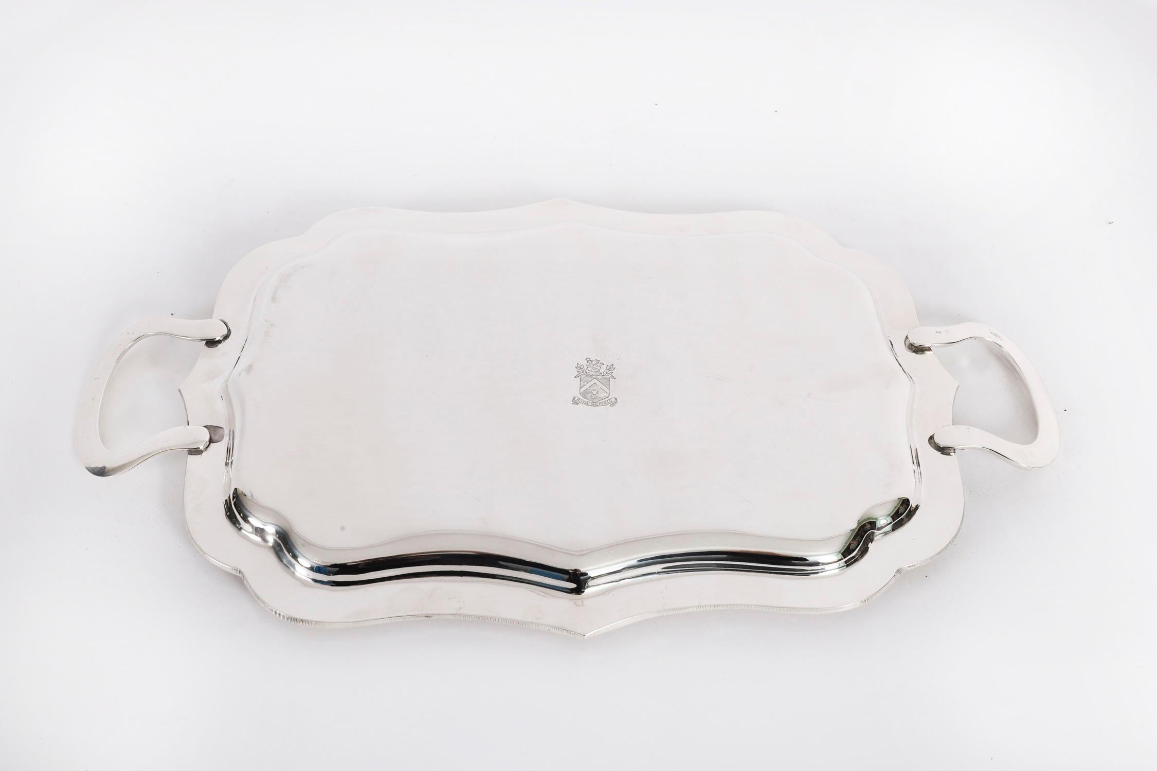 Versilbertes Vintage-Tablett mit zwei Henkeln Royal Sheffield Mitte des 20. Jahrhunderts im Angebot 4