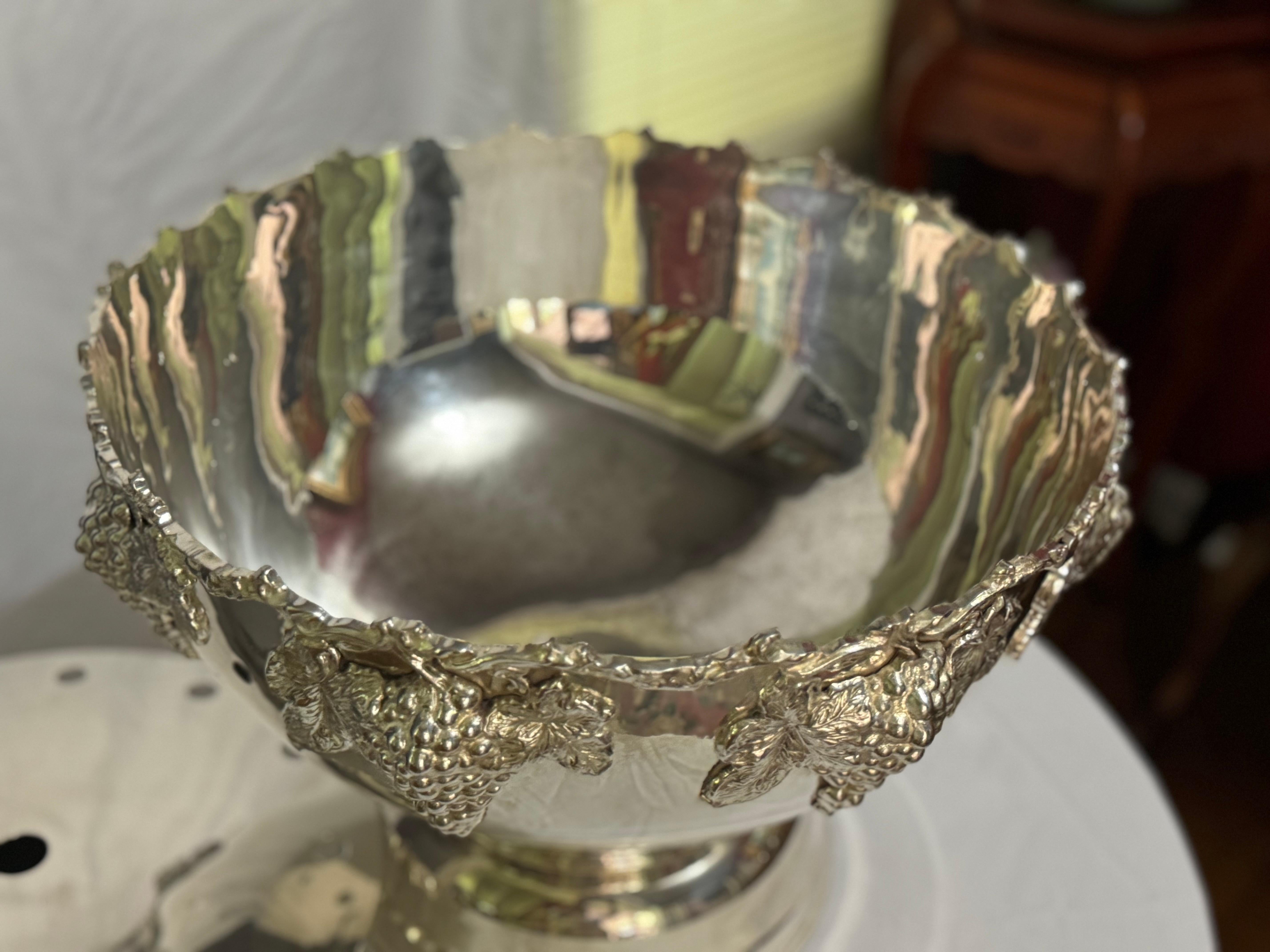 Cuenco enfriador de vino chapado en plata vintage con diseño de uvas en venta 3