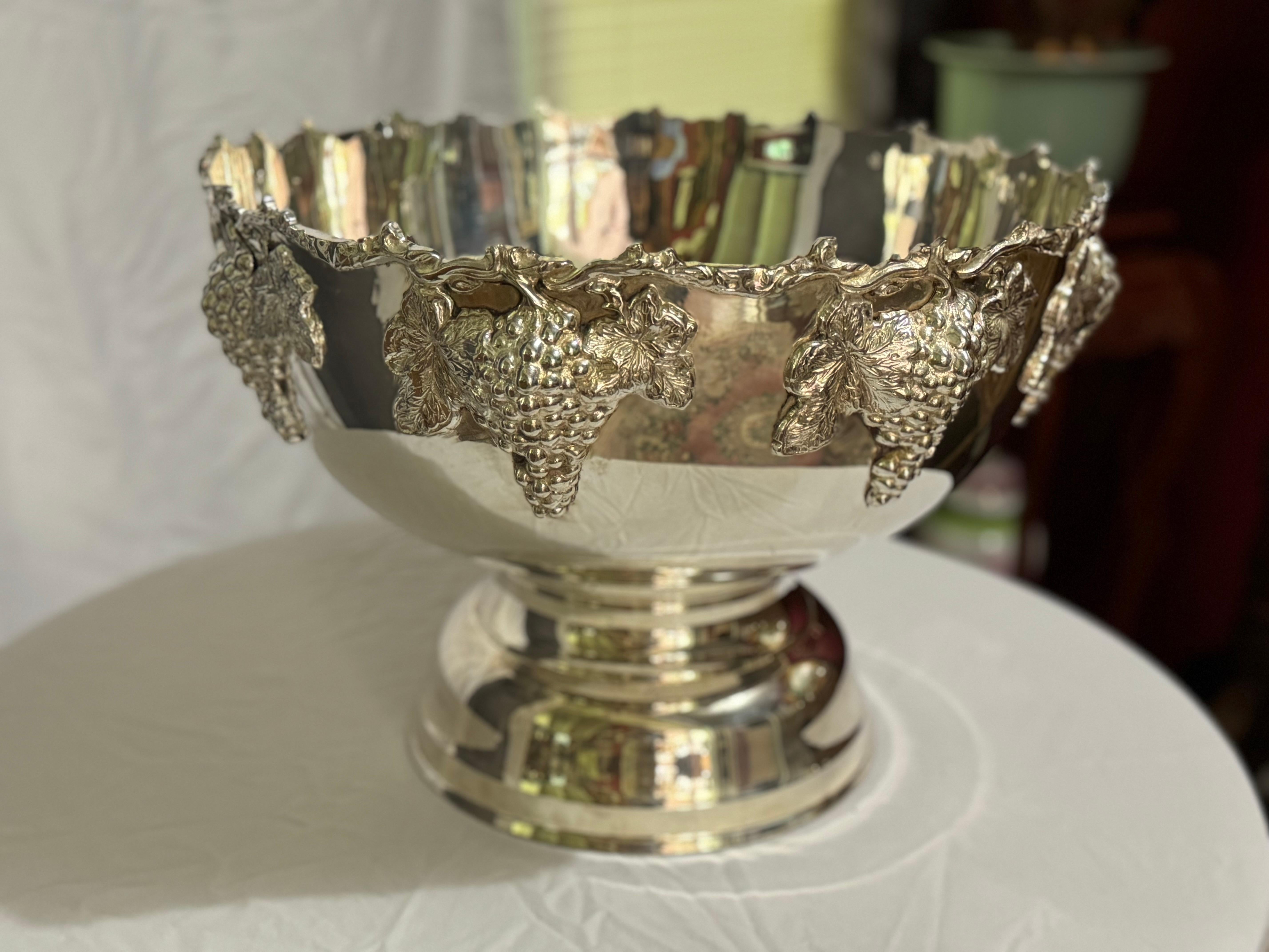 Cuenco enfriador de vino chapado en plata vintage con diseño de uvas en venta 4