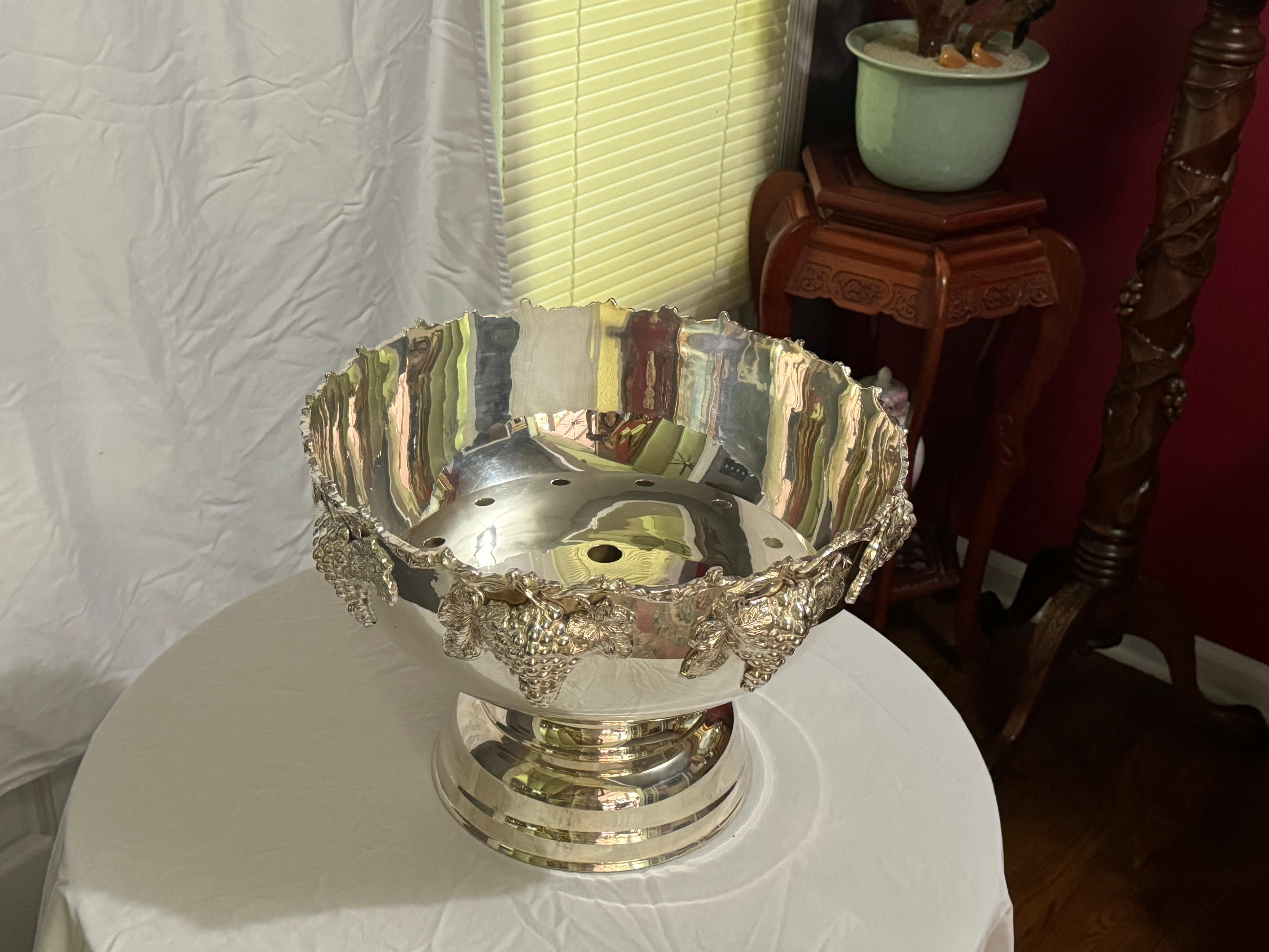 Cuenco enfriador de vino chapado en plata vintage con diseño de uvas en venta 5