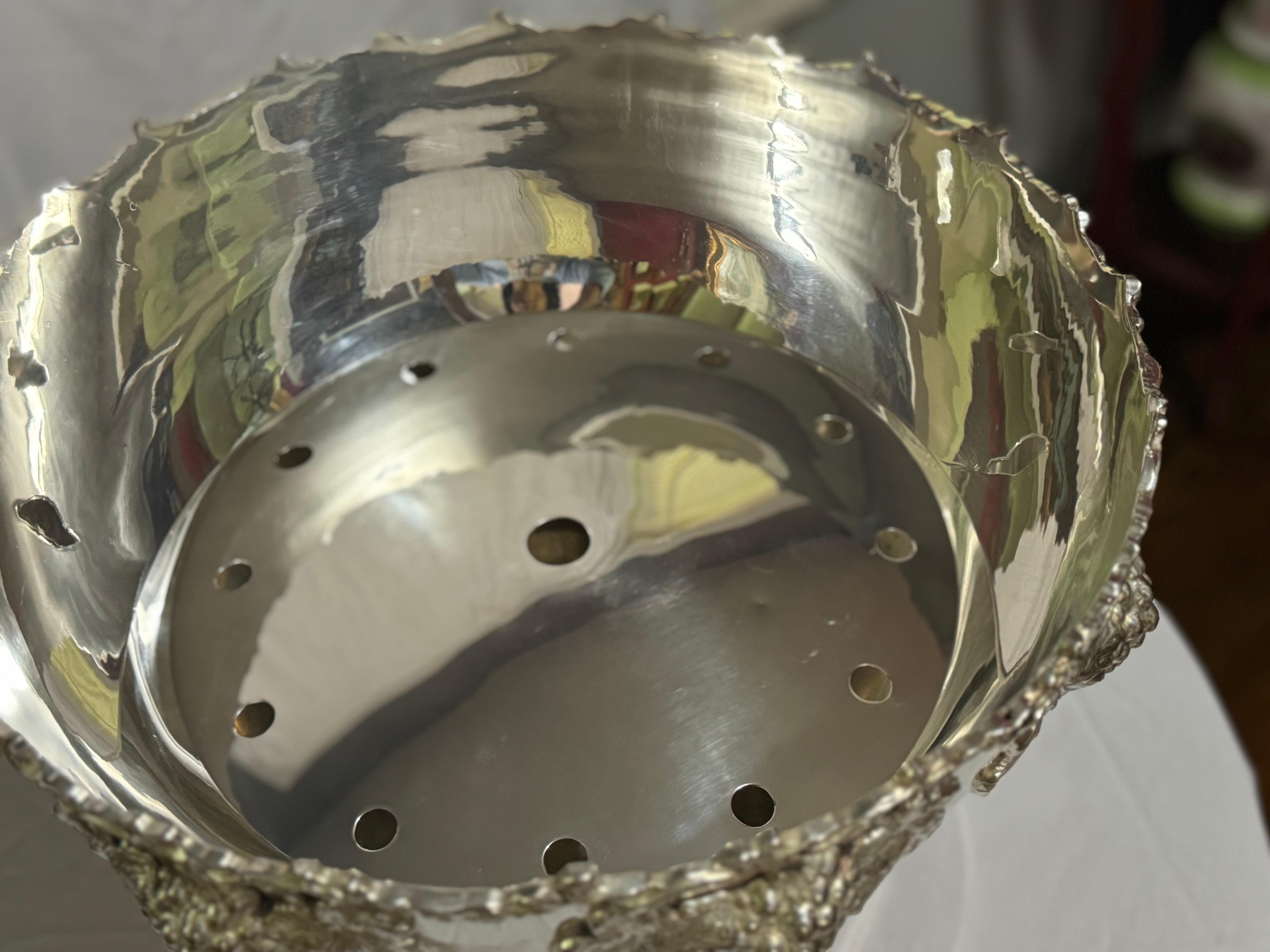 Cuenco enfriador de vino chapado en plata vintage con diseño de uvas en venta 6
