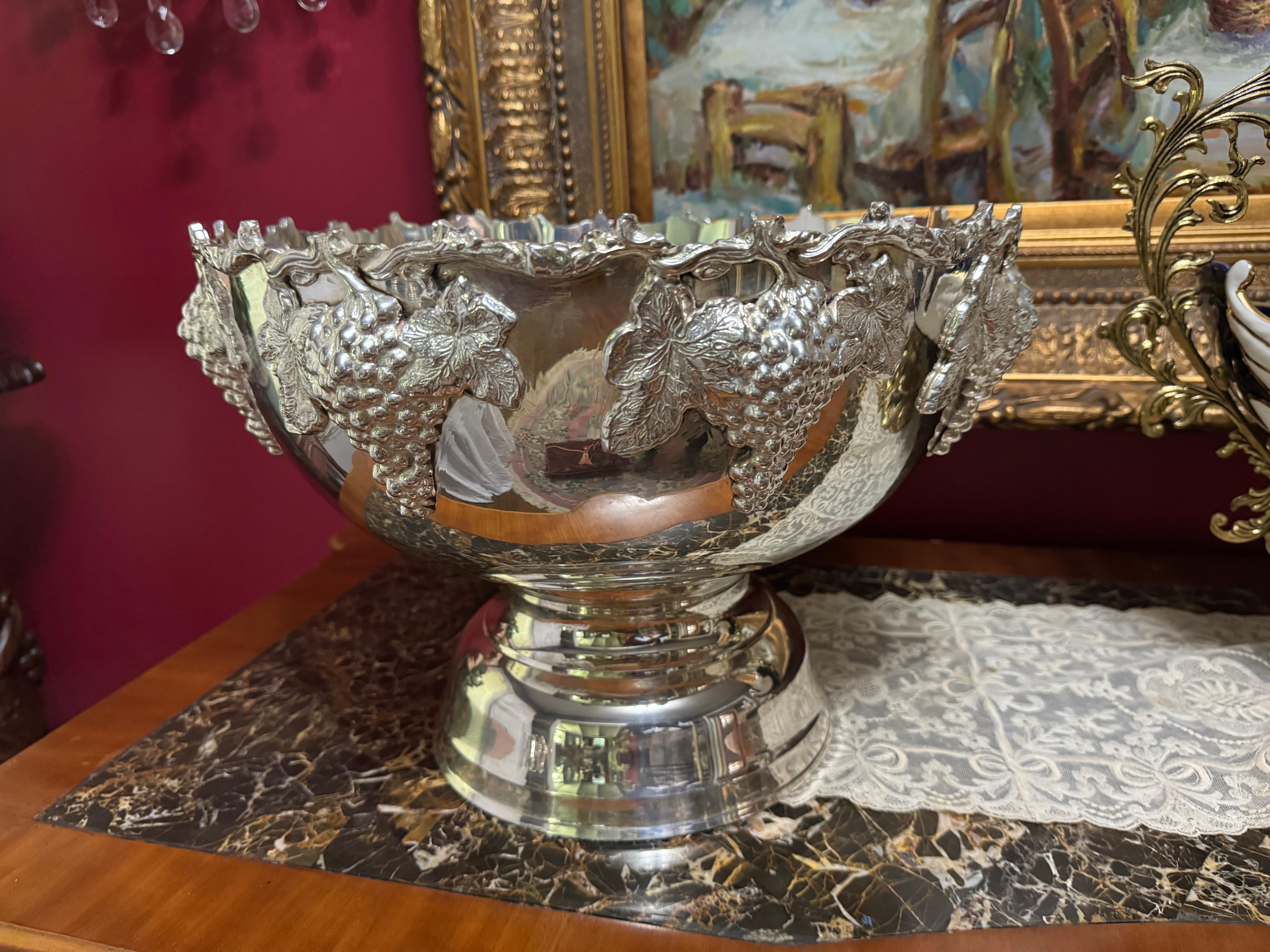 Cuenco enfriador de vino chapado en plata vintage con diseño de uvas en venta 8