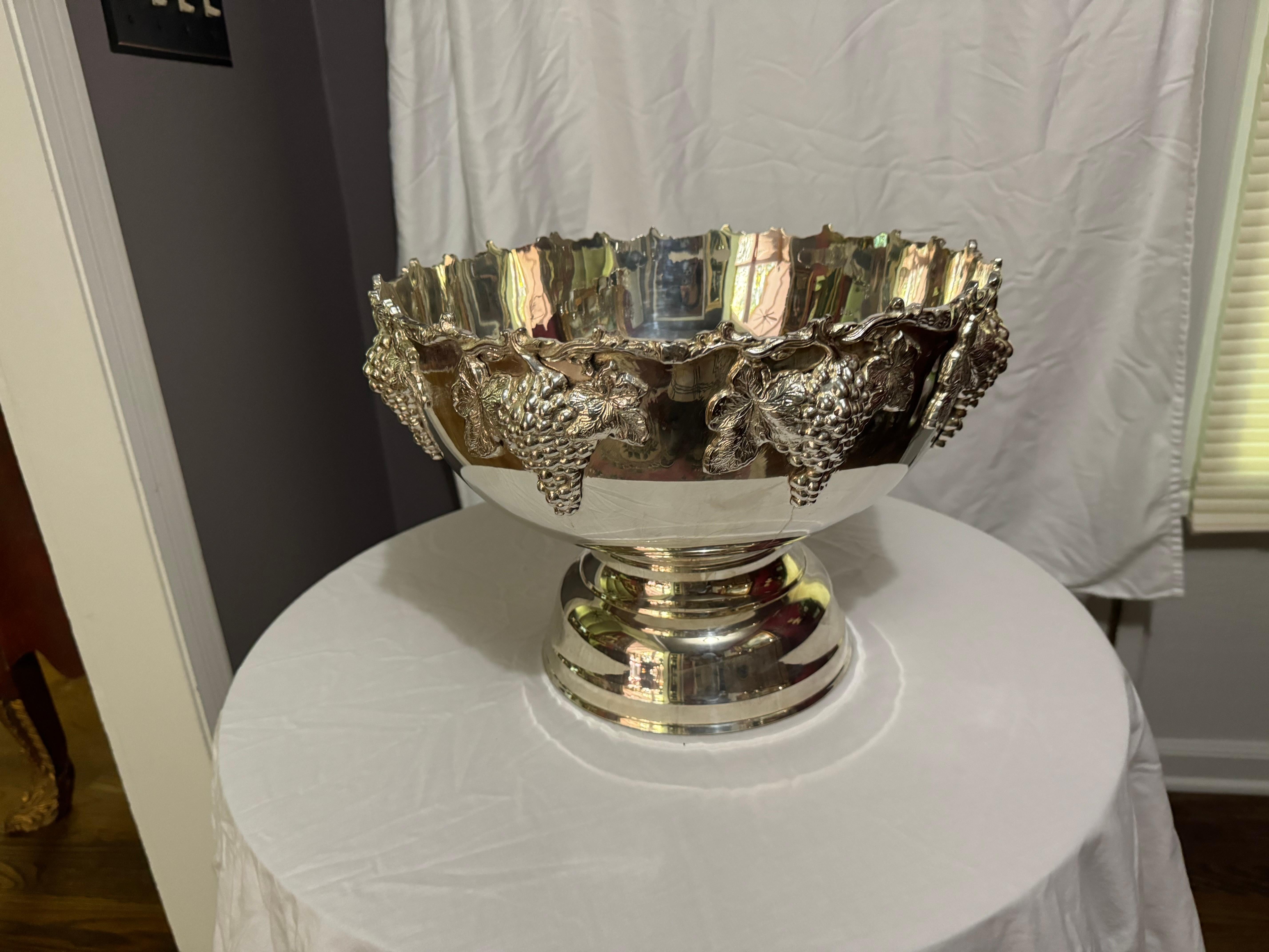 Cuenco enfriador de vino chapado en plata vintage con diseño de uvas en venta 9