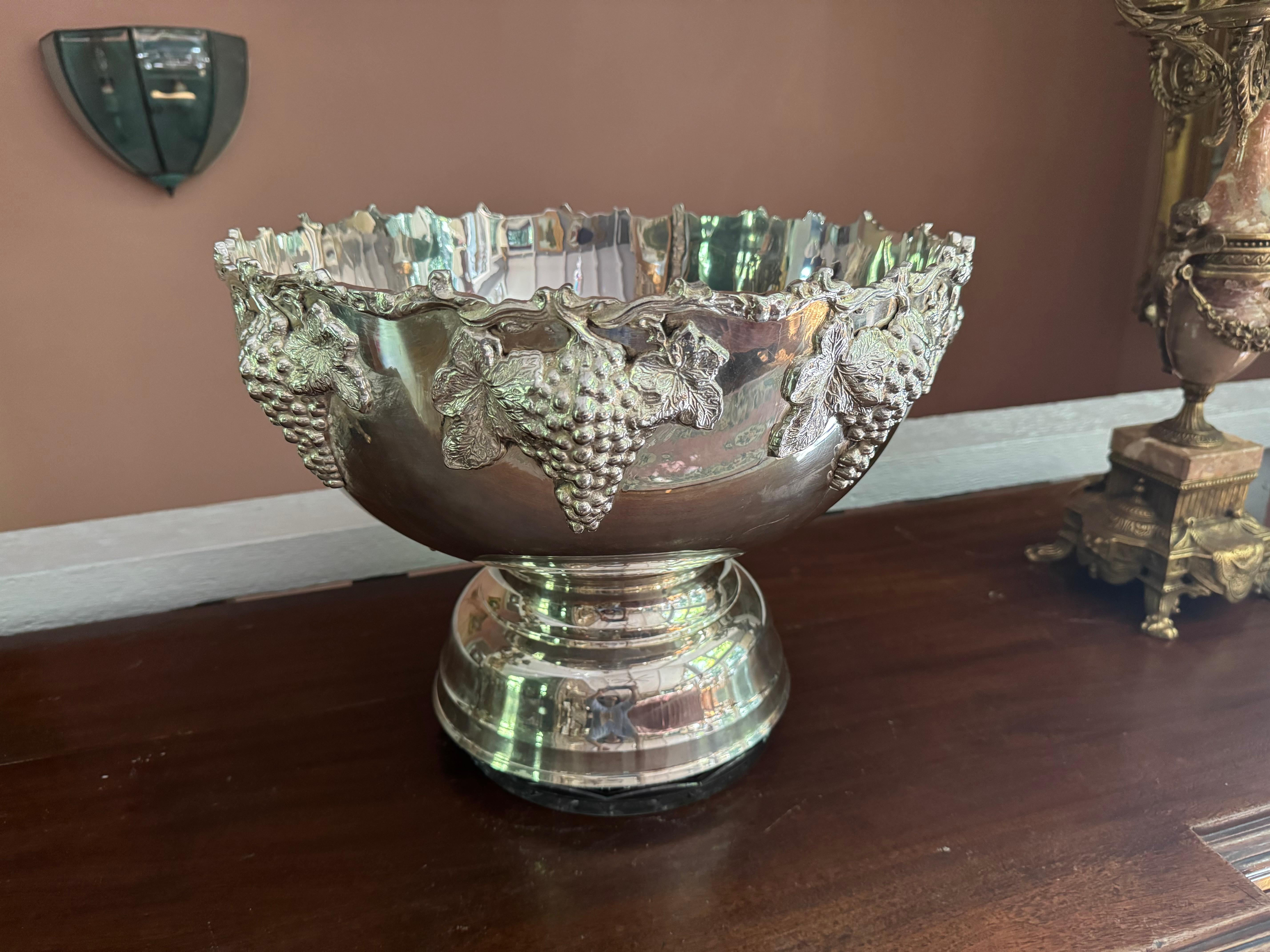 Cuenco enfriador de vino chapado en plata vintage con diseño de uvas en venta 10